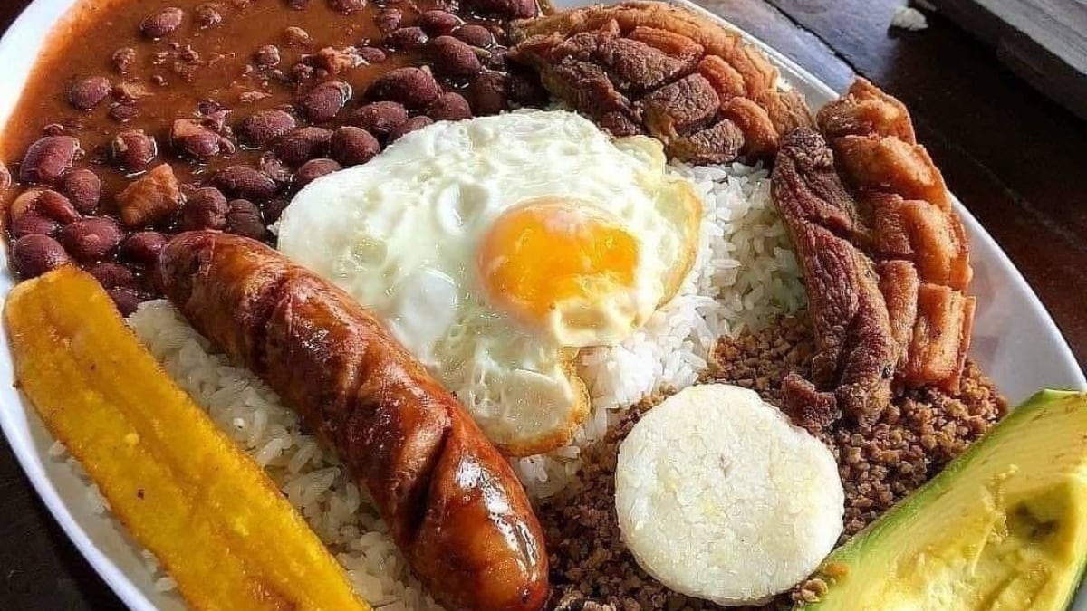 Foto de una bandeja paisa