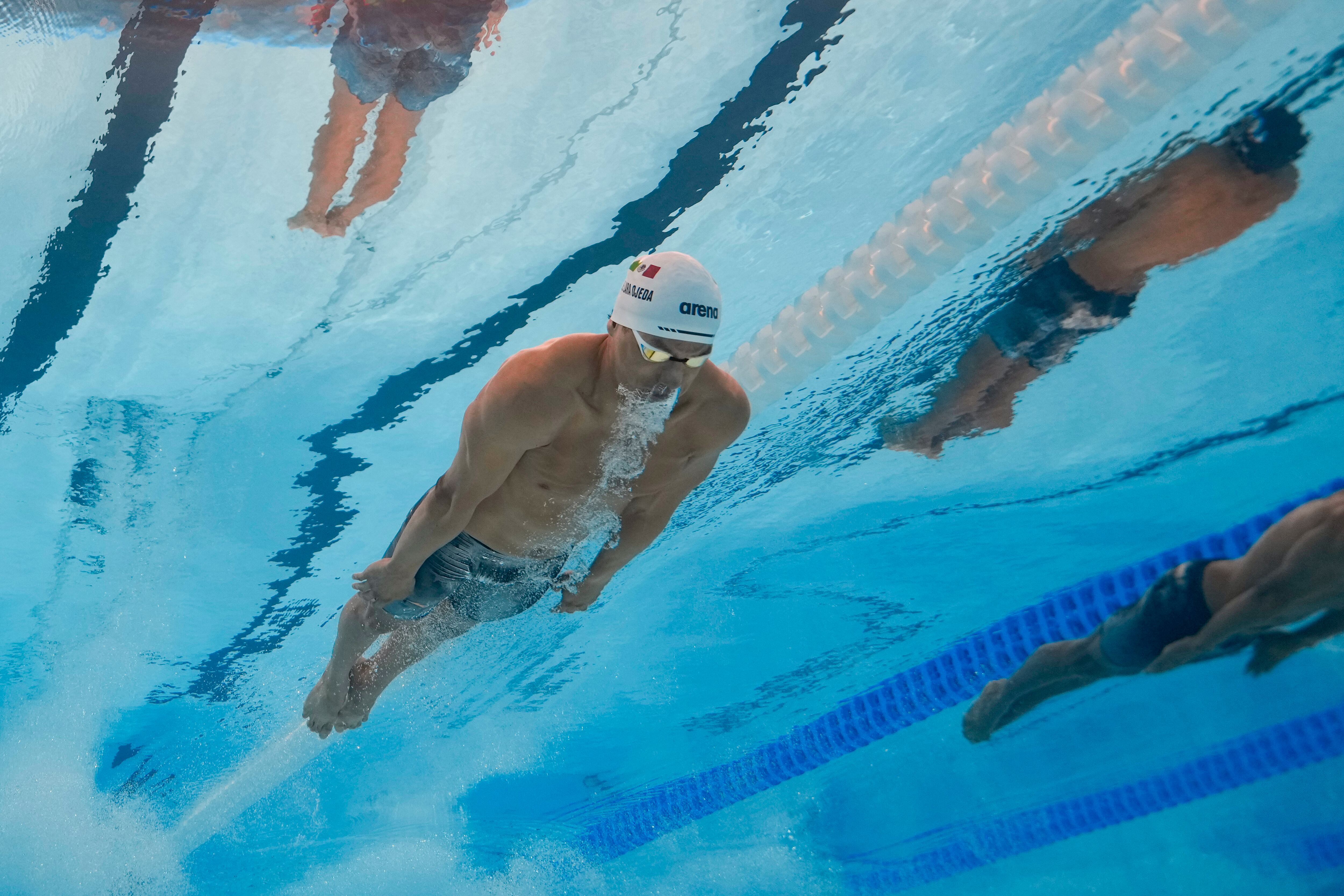 Miguel Alejandro de Lara Ojeda, de México, compite en los 100 metros de pecho para hombres en los Juegos Olímpicos de París 2024, el sábado 27 de julio de 2024, en Nanterre, Francia. (AP Foto/David J. Phillip)