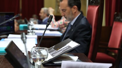 El PSOE de Baleares le tiende una mano al PP para sacar a Le Senne (Vox) de la presidencia del Parlament 