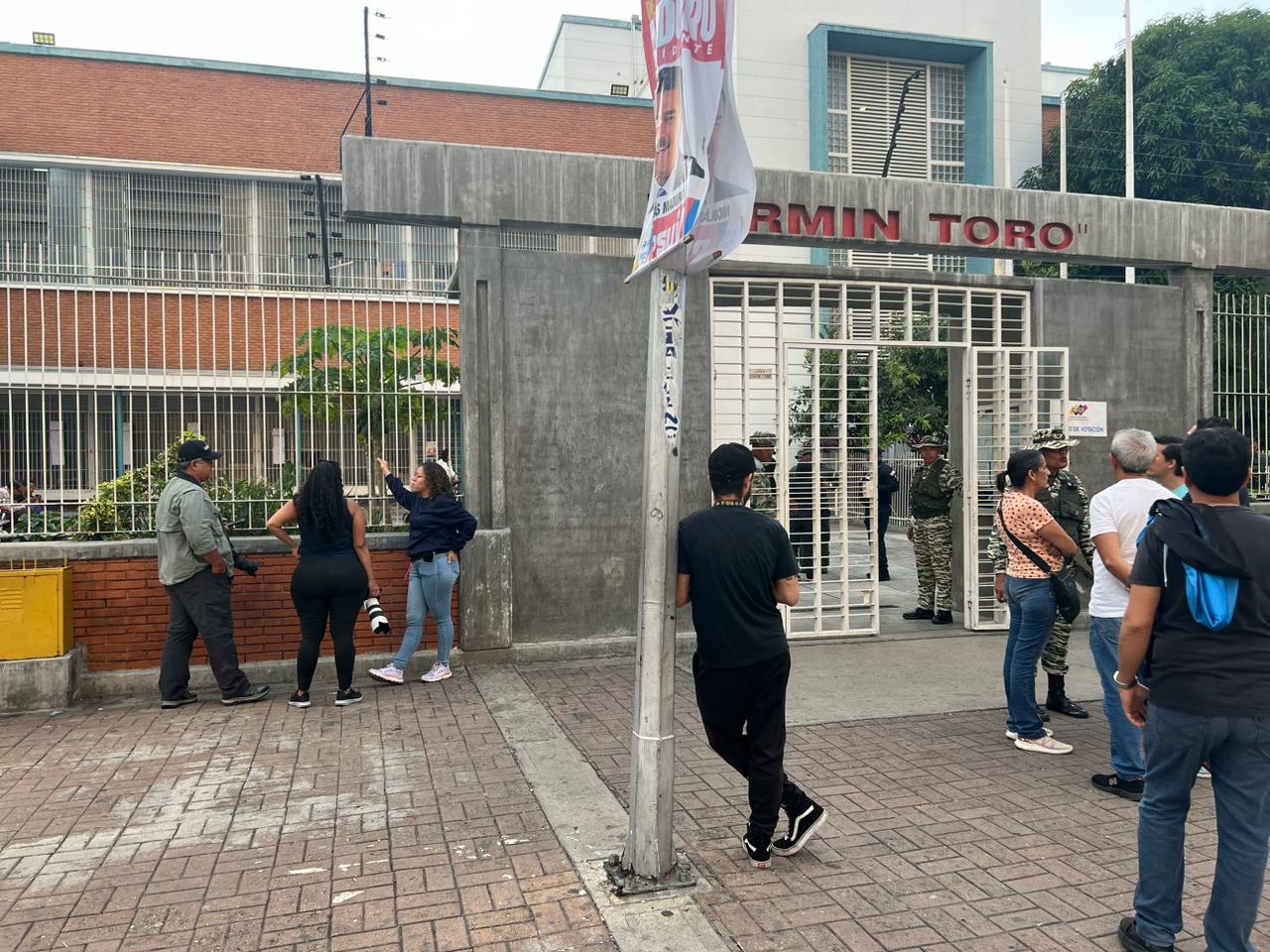 Elecciones en Venezuela - Cierre de comicios - Siguen abiertos varios centros de votación y la gente está votando