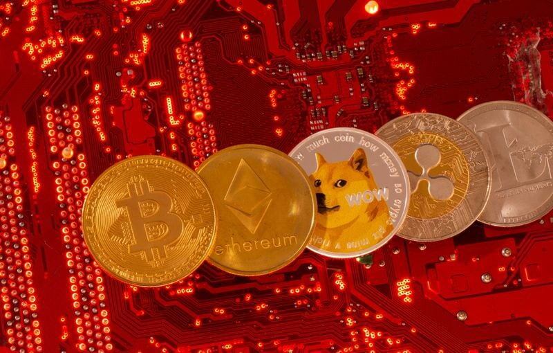 Representaciones físicas de varias criptomonedas. (REUTERS/Dado Ruvic)