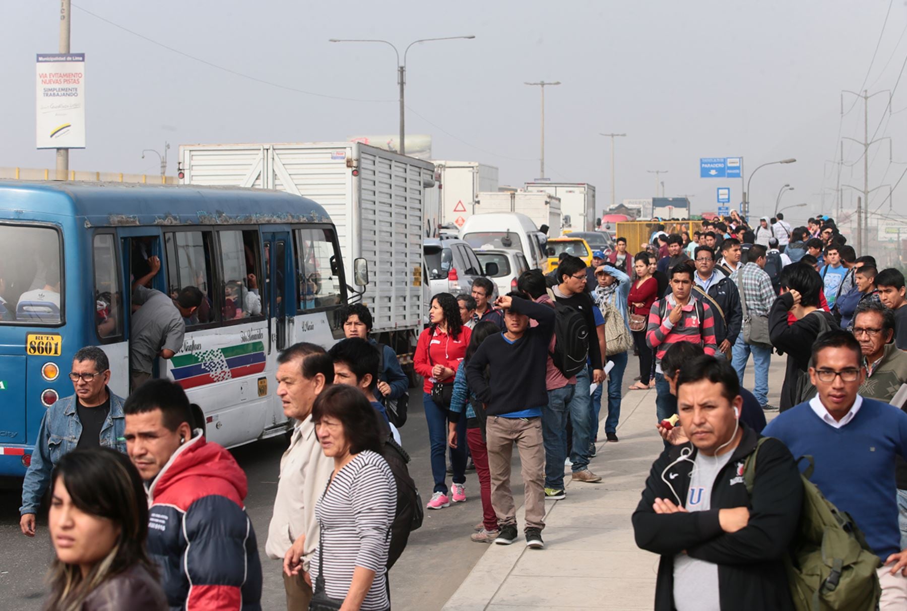 Numerosos usuarios esperan buses de transporte público en un día de paralización del servicio en la zona norte de Lima Metropolitana.