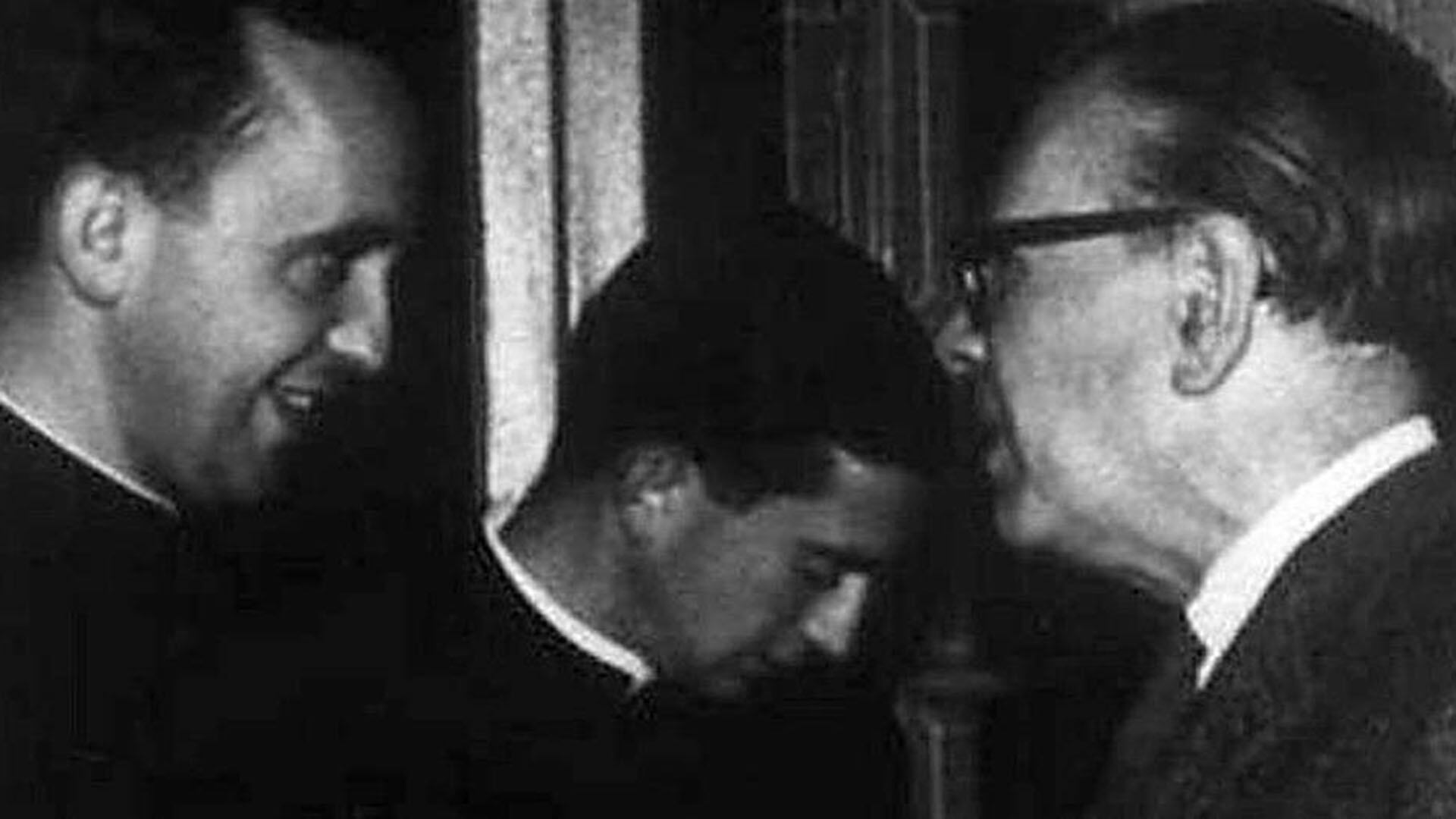 Un joven Jorge Bergoglio junto a su amigo, Jorge Luis Borges (El Litoral)