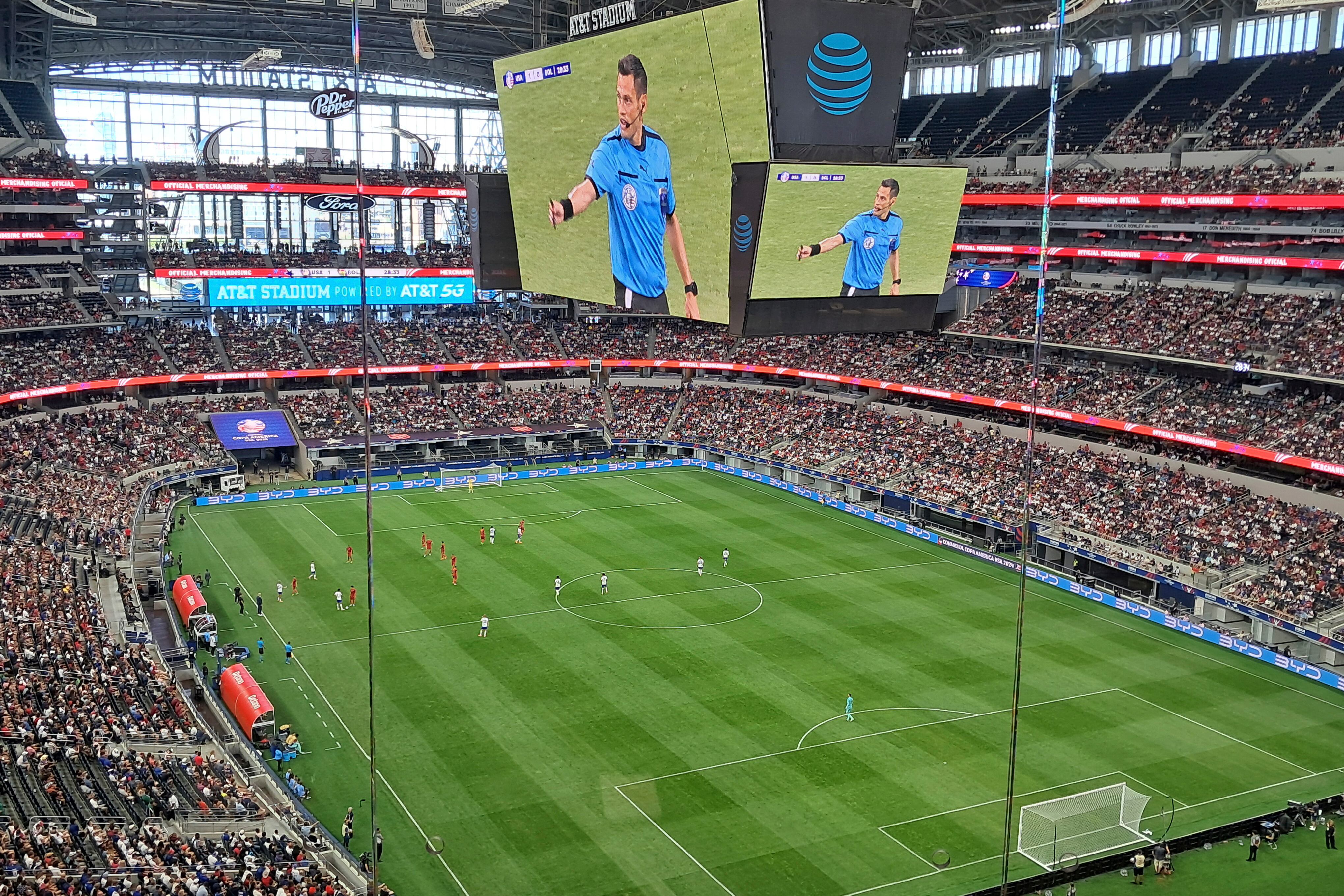 El árbitro italiana Maurizio Mariani dirigirá el partido de cuartos que comenzará a las 5 de la tarde en Glendale, Arizona crédito-Gina Baldivieso/EFE 