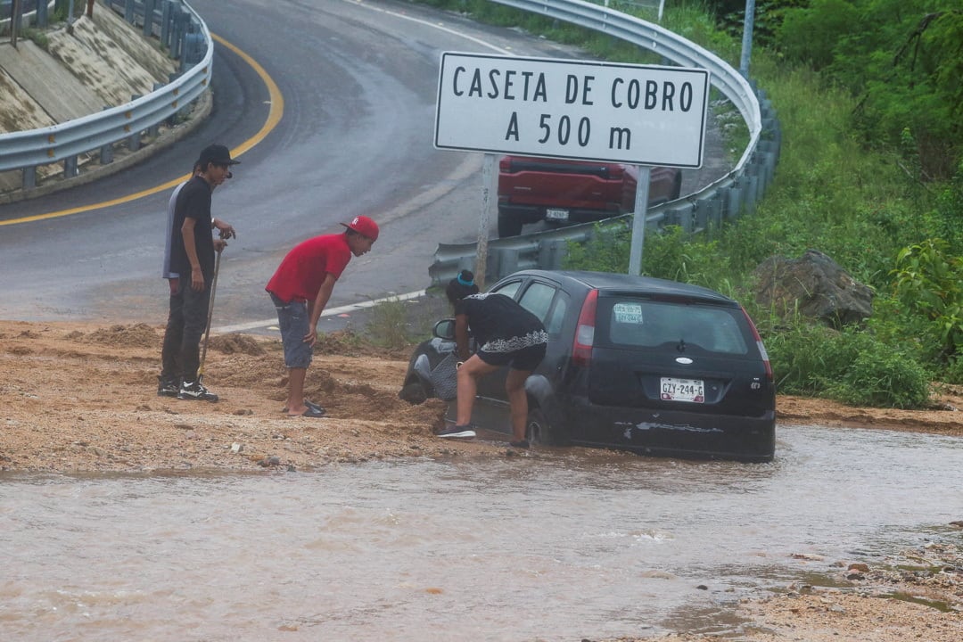 Acapulco quedó incomunicado tras el paso del huracán John, 9 carreteras están cerradas y el aeropuerto solo recibe vuelos de emergencia  (REUTERS/Javier Verdin)