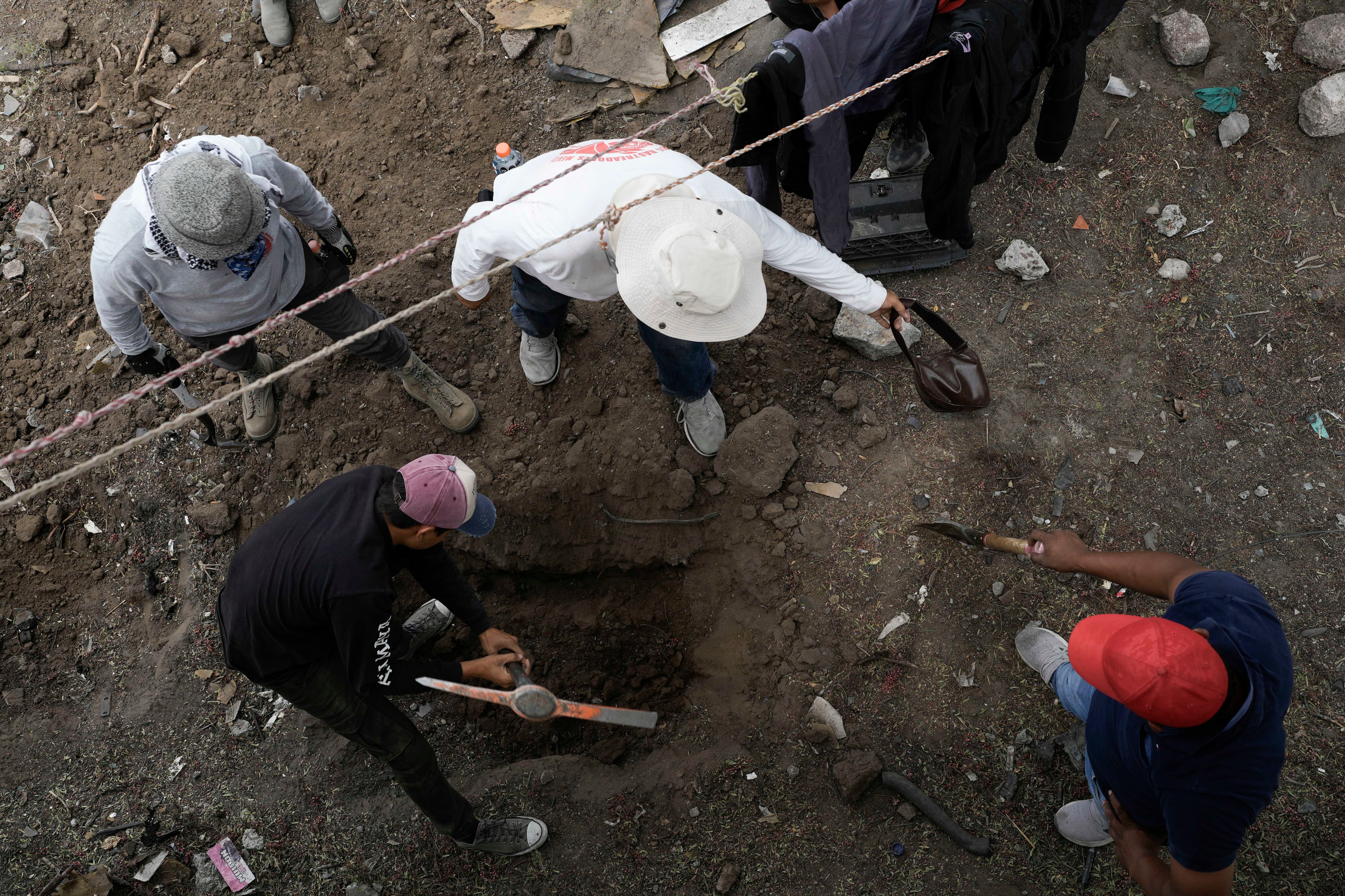 Colectivos de búsqueda de personas desaparecidas y familiares de víctimas de este crimen han señalado una serie de irregularidades en los números que maneja el gobierno federal. (AP Foto/Marco Ugarte)