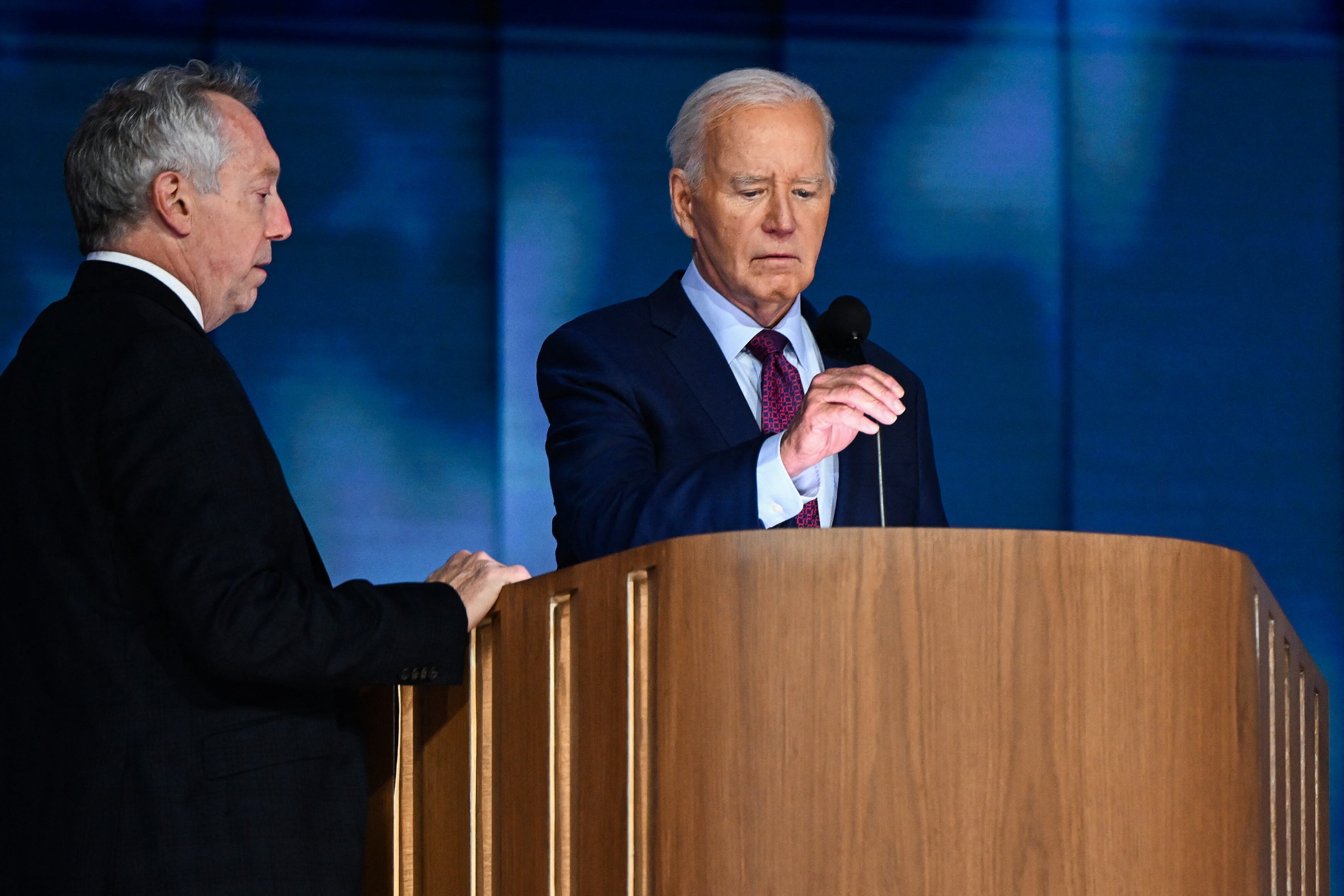 El Presidente de Estados Unidos, Joe Biden, ajusta un micrófono (REUTERS/Vincent Alban)