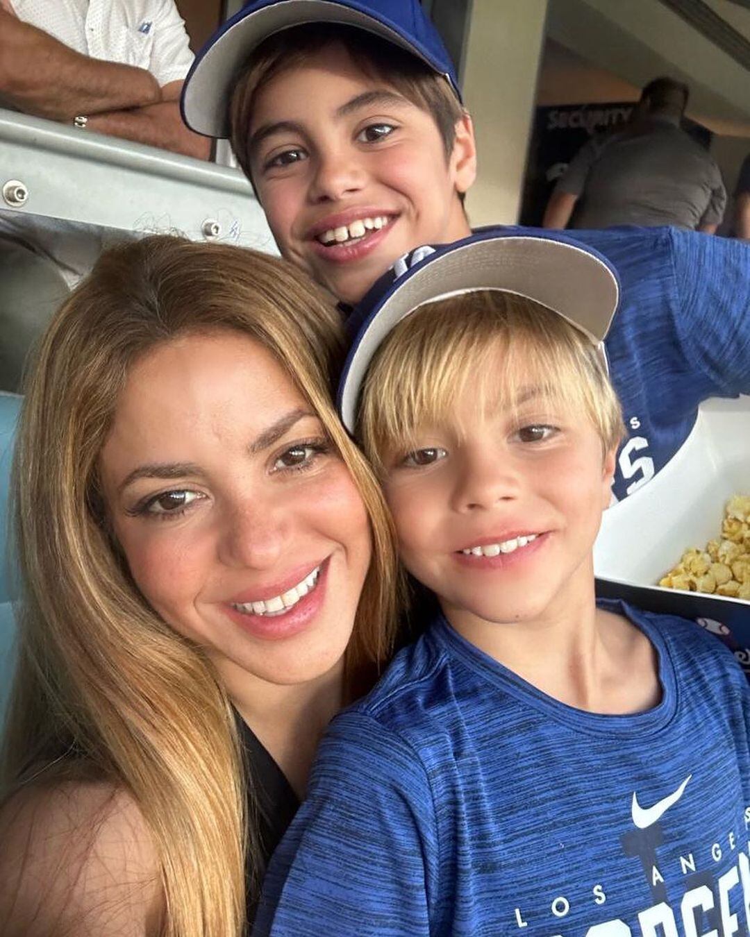 La cantante Shakira junto a sus hijos Sasha y Milan en un evento deportivo