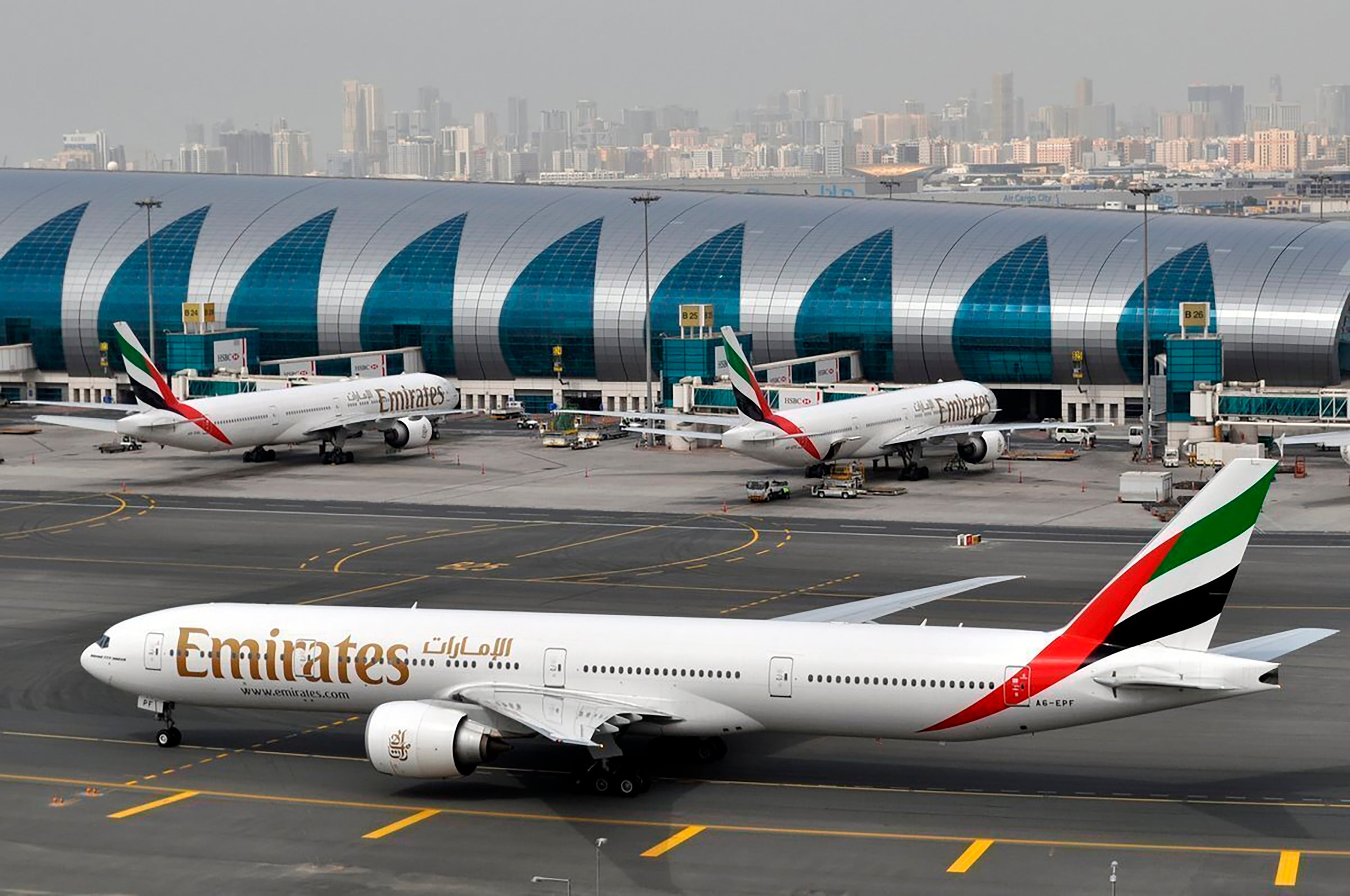 Un avión de Emirates llega al Aeropuerto Internacional de Dubai, en Emiratos Árabes Unidos (AP Foto/Adam Schreck/Archivo)