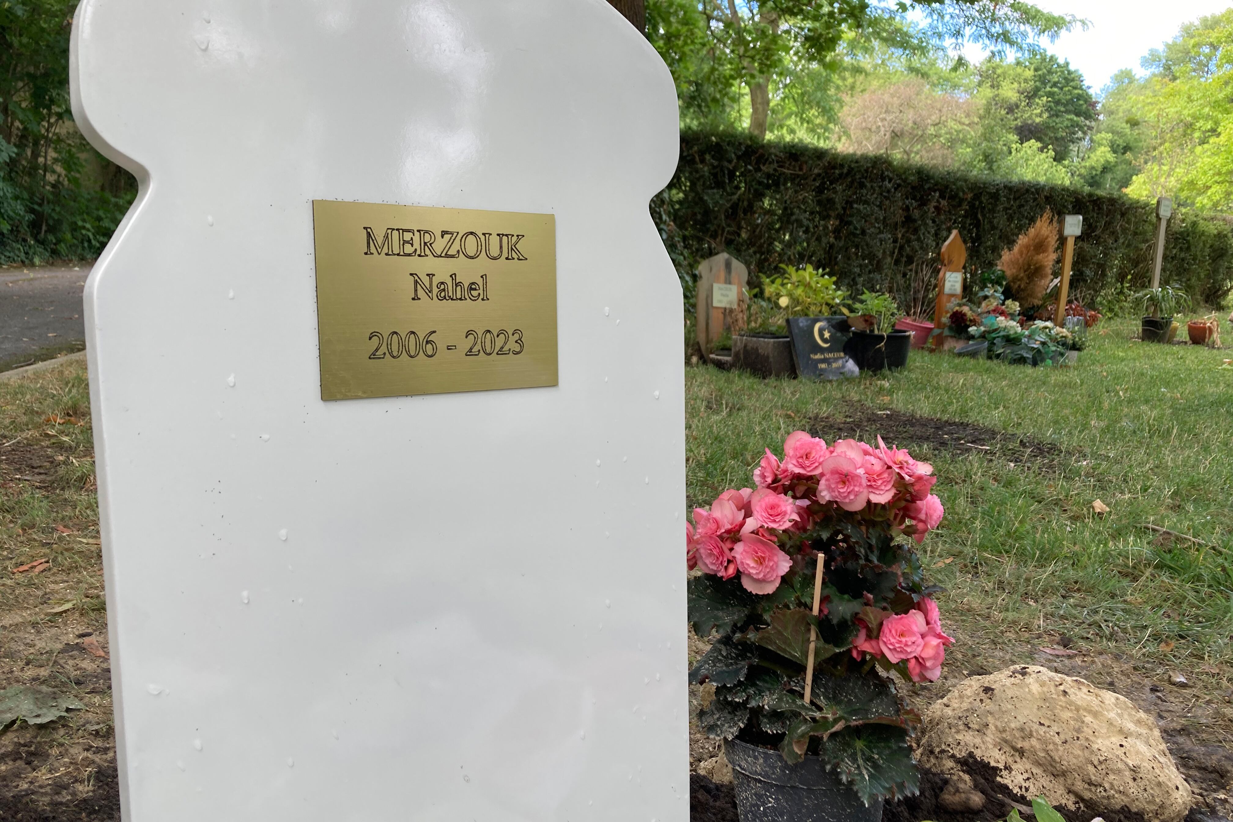 ARCHIVO - Un ramo de flores yace sobre la tumba de Nahel Merzouk el 5 de julio de 2023, en un cementerio del suburbio de Nanterre en París, Francia 