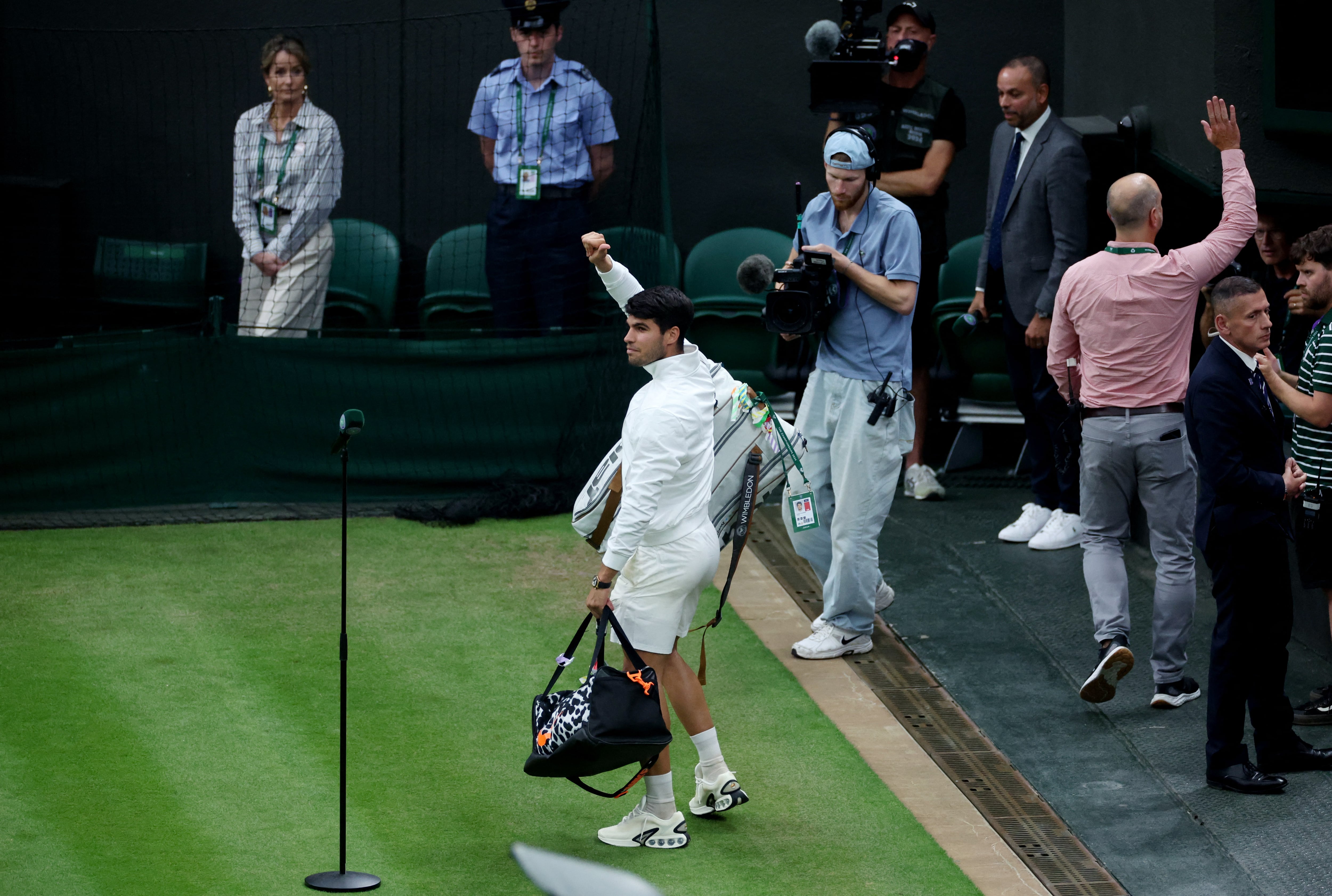 Carlos Alcaraz se despide tras su victoria en Wimbledon (Isabel Infantes, REUTERS)