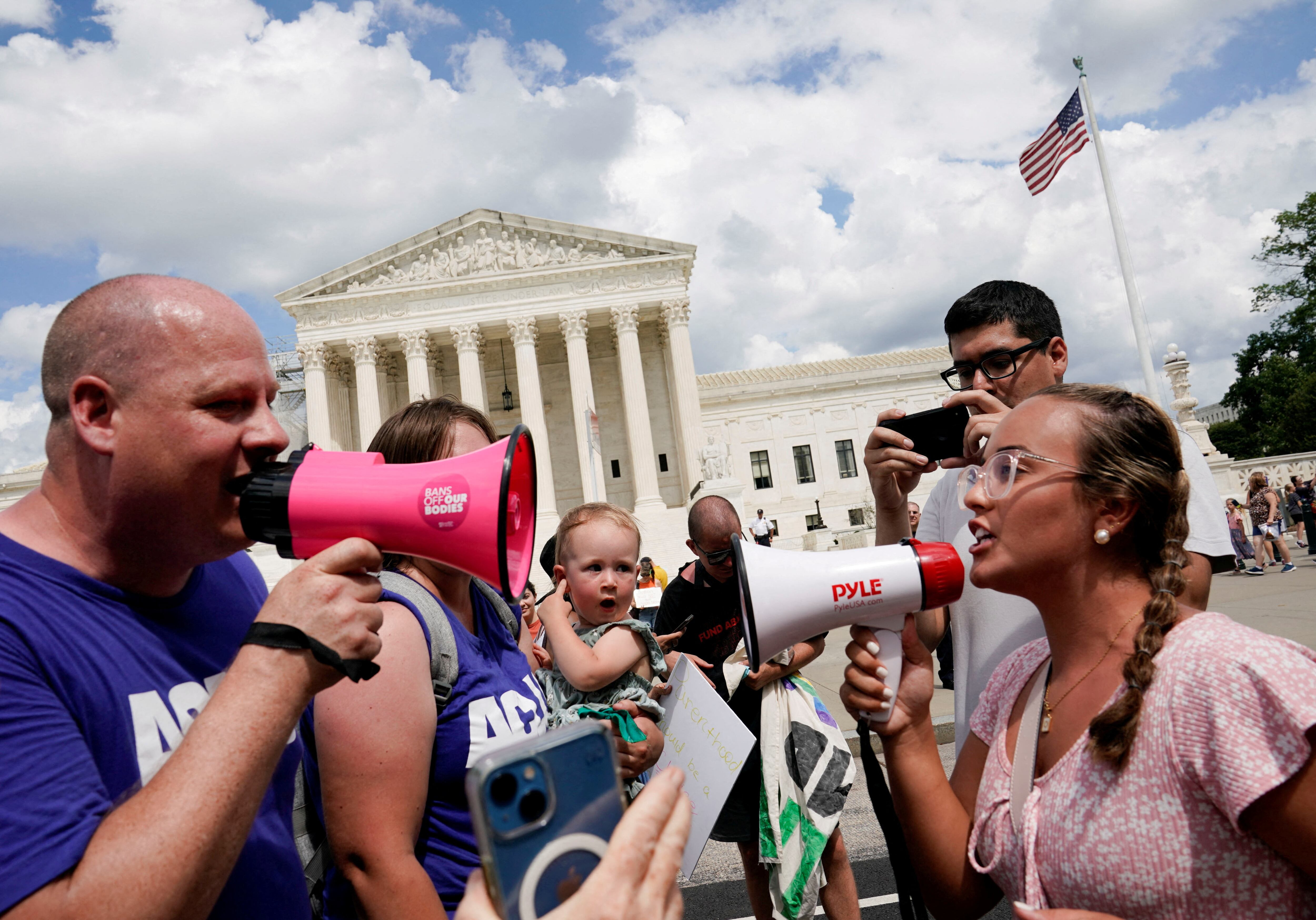 Activistas por el derecho al aborto y contramanifestantes protestan frente a la Corte Suprema de Estados Unidos en el primer aniversario del fallo judicial en el caso Dobbs contra la Organización de Salud de las Mujeres, que anuló la histórica decisión sobre el aborto Roe contra Wade, en Washington, Estados Unidos, el 24 de junio de 2023. REUTERS/ Elizabeth Frantz/Foto de archivo