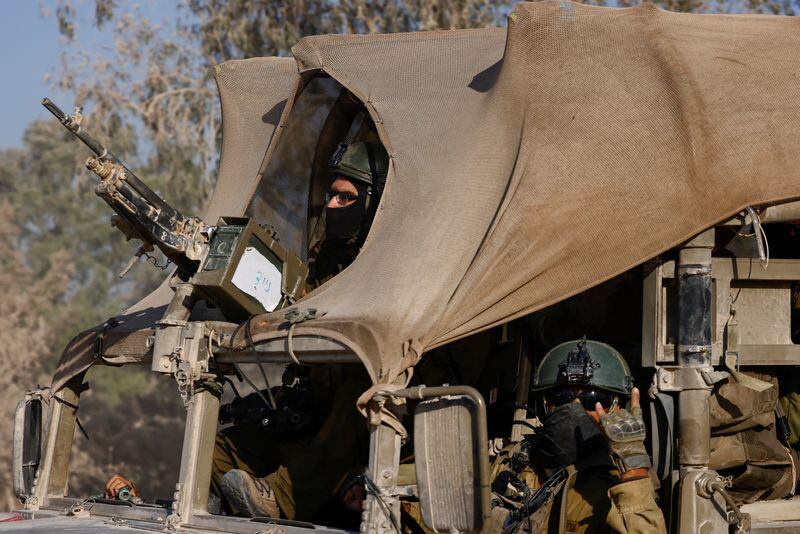 Dos soldados israelíes vigilan la frontera con Gaza desde un vehículo militar. 23 junio 2024. REUTERS/Amir Cohen