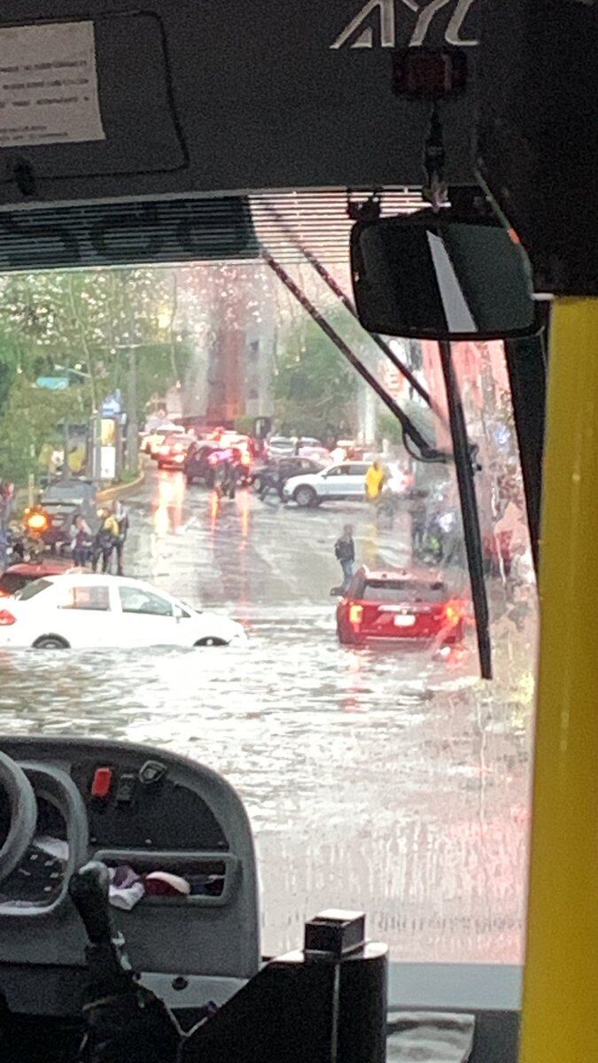 La calle se ve con altos niveles de agua