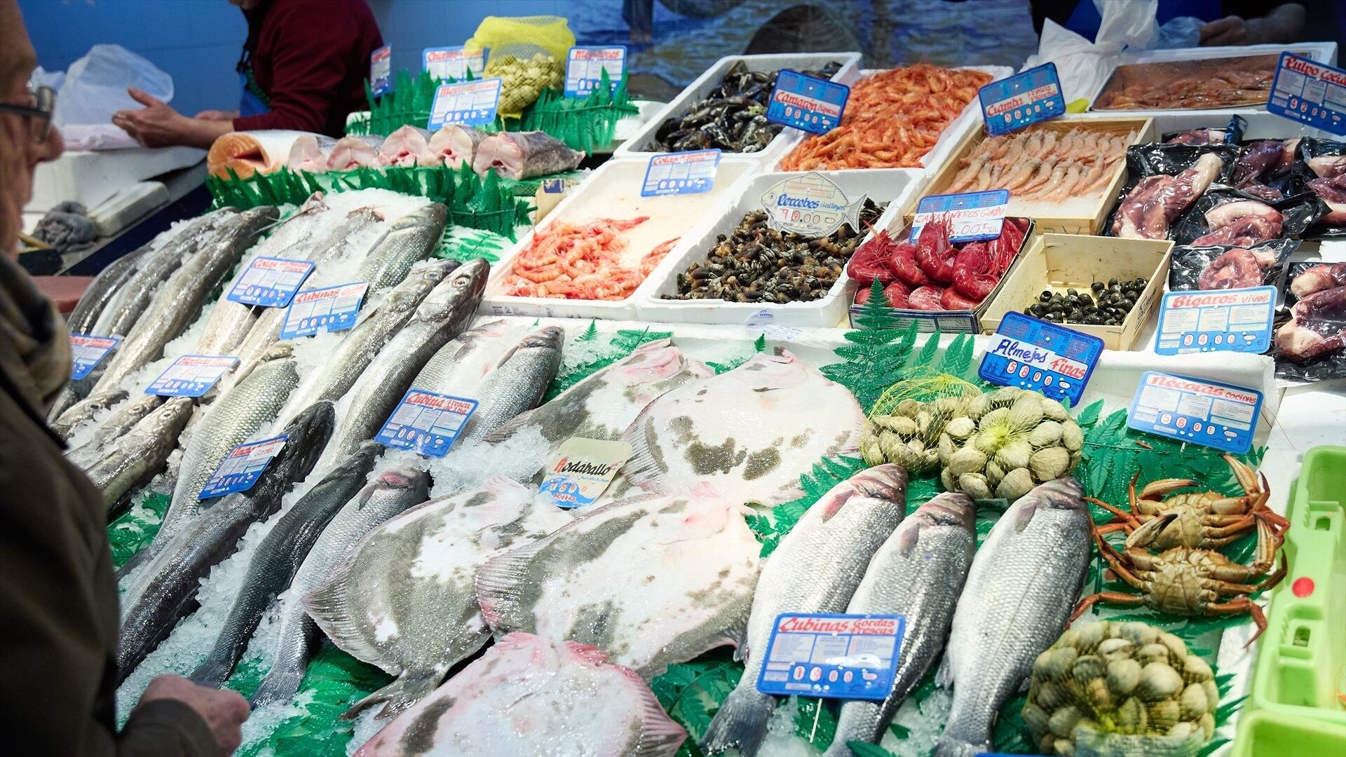 Mostrador de una pescadería en el mercado de Prosperidad en Madrid, España (Europa Press)