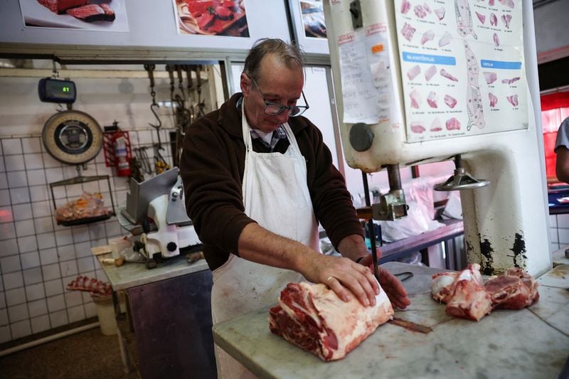 En julio, los sectores con mayores alzas fueron restaurantes y hoteles (6,5%) y bebidas alcohólicas y tabaco (6,1%) (REUTERS/Agustin Marcarian)