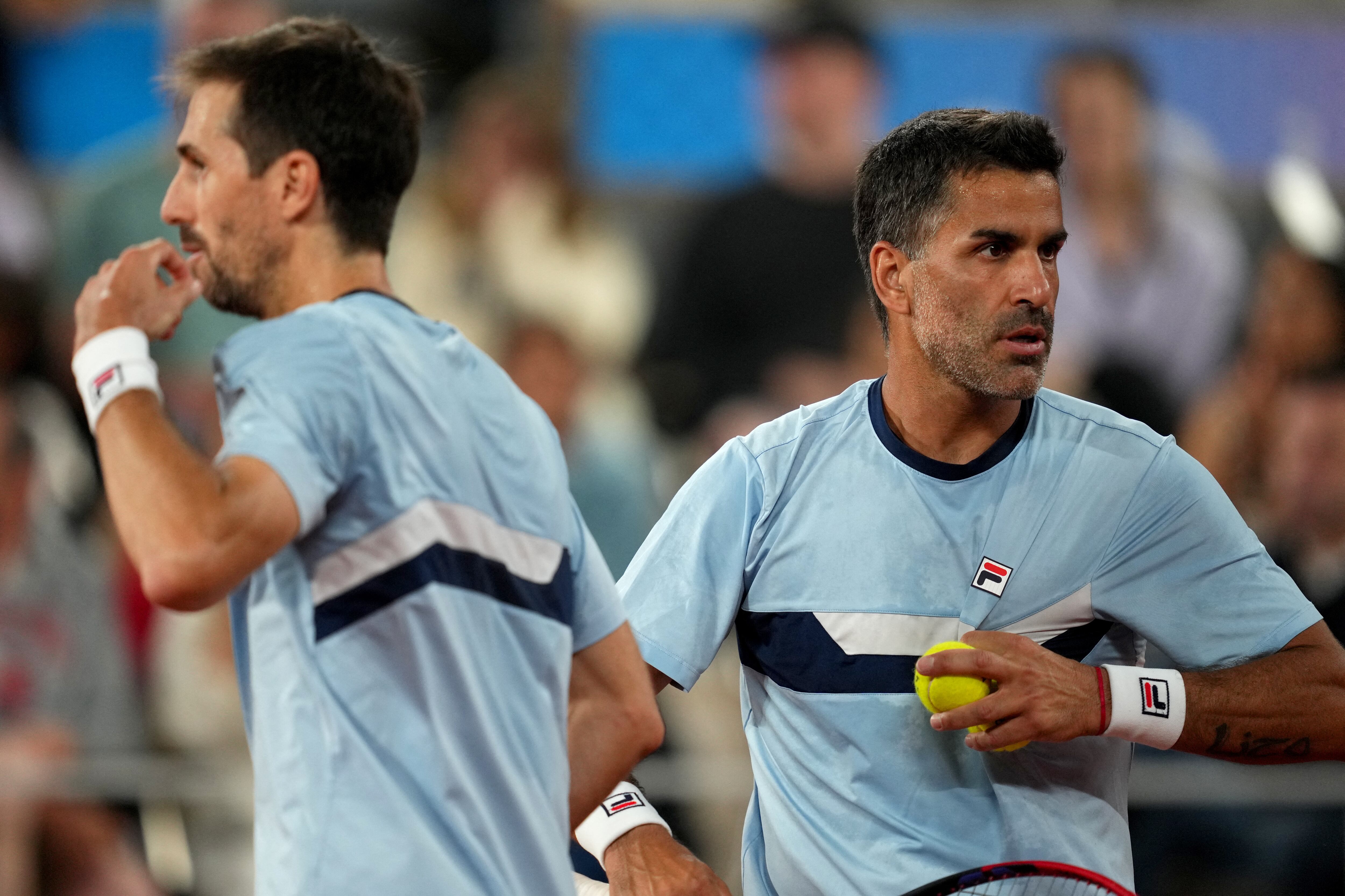 Máximo González y Andrés Molteni durante un partido de los recientes Juegos Olímpicos (Foto REUTERS/Aleksandra Szmigiel)