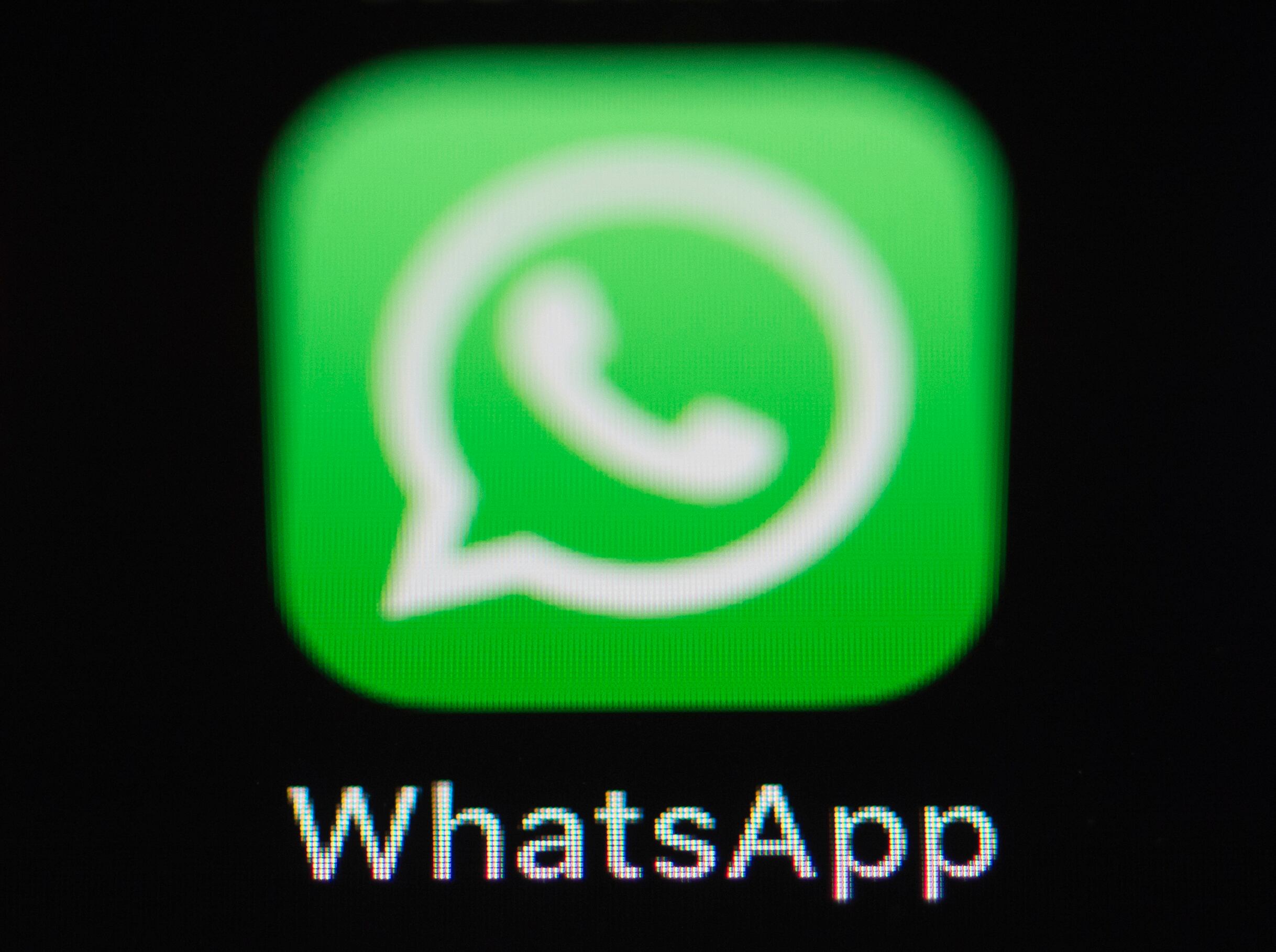 WhatsApp almacena copias de todos los archivos multimedia que se comparten en los chats. (Silas Stein/dpa) 