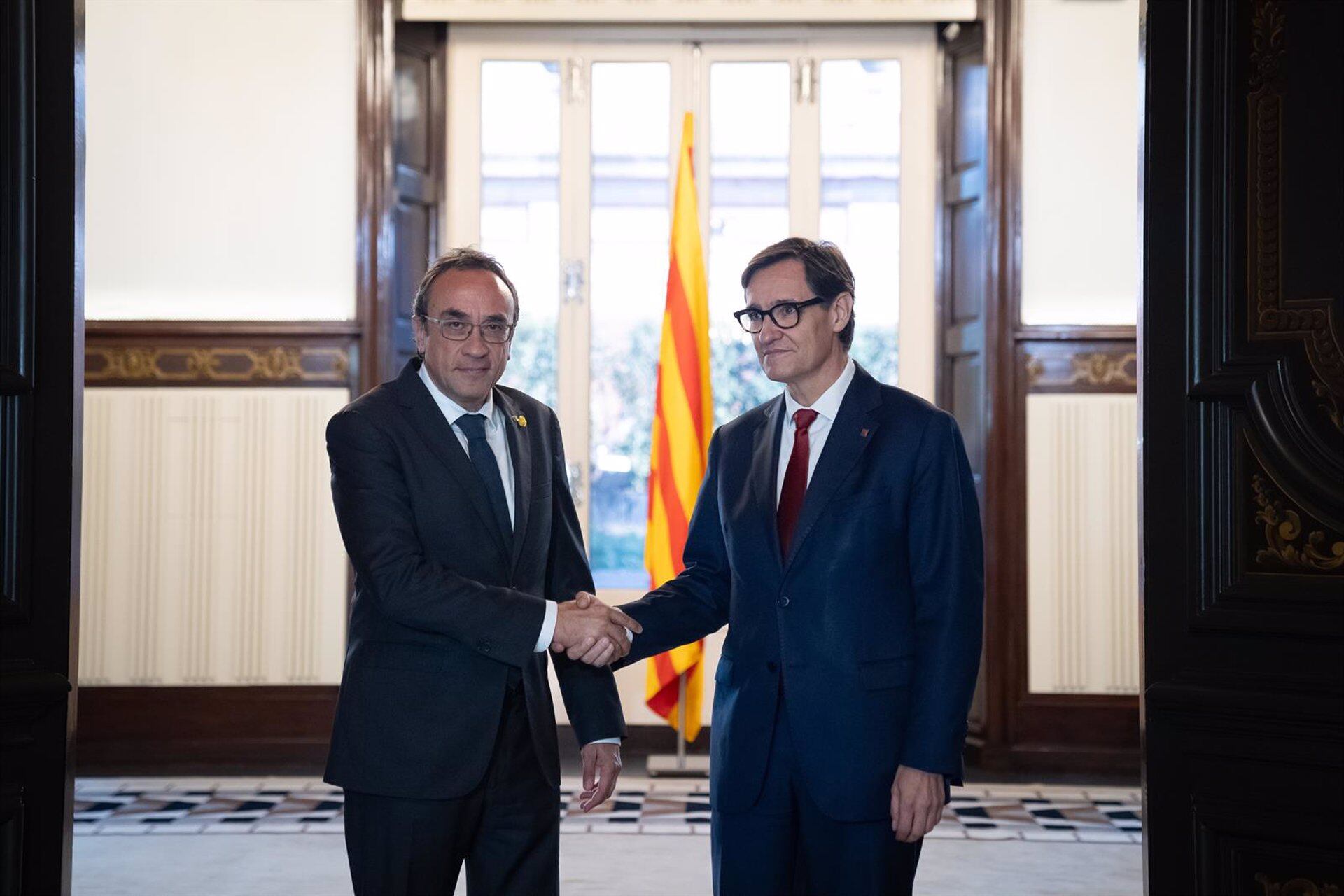 Josep Rull y Salvador Illa se saludan a su llegada a la primera reunión de la ronda de consultas, en el Parlament de Catalunya. (David Zorrakino, Europa Press)
