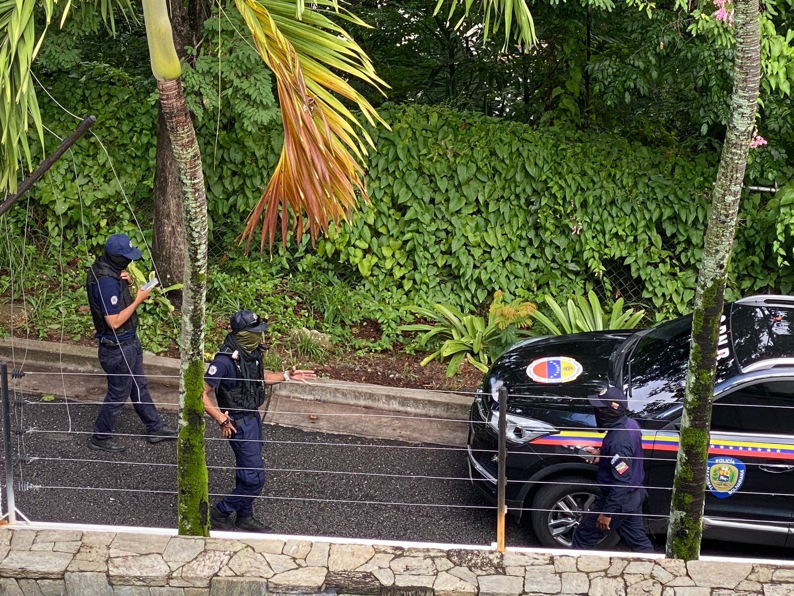 fuerzas policiales del régimen chavista rodean la embajada argentina en Caracas