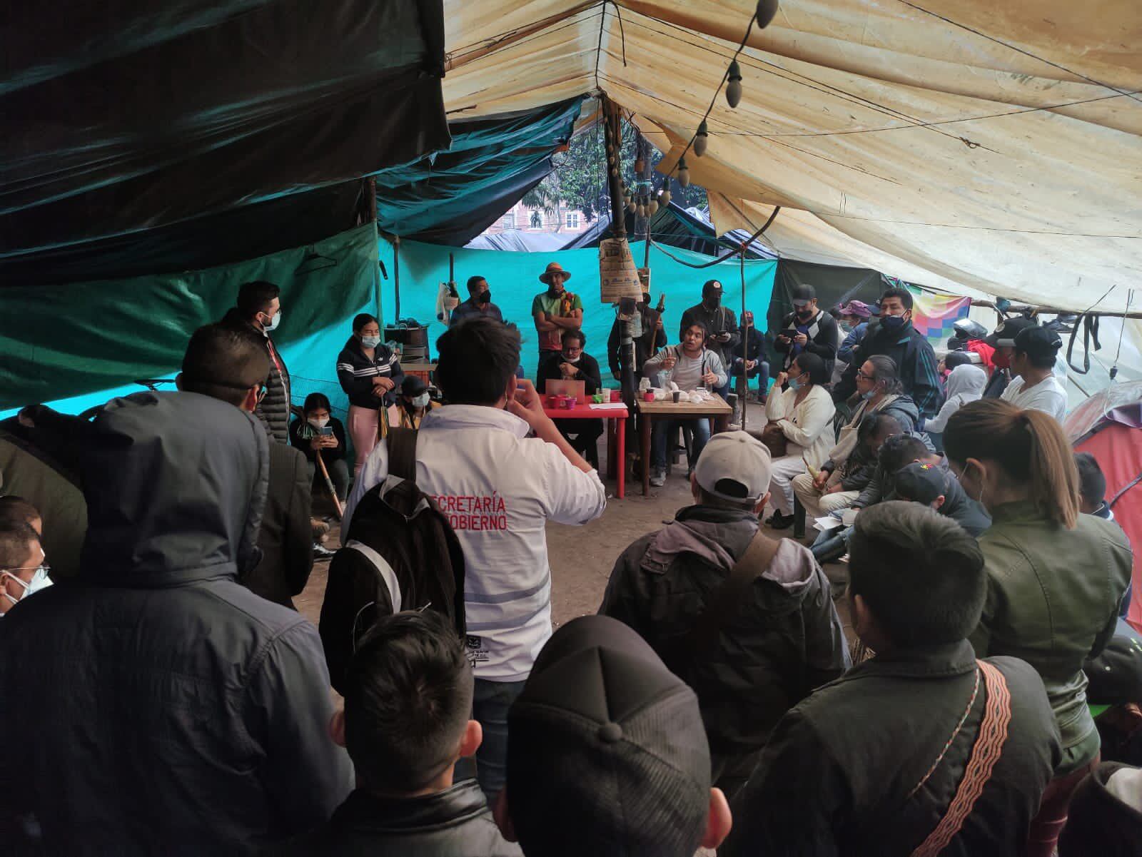 Foto de la Alta Consejería para la Paz. Tras casi 2 meses, integrantes de la Comunidad Indígena Bakatá siguen esperando solución tras los acuerdos firmados. Algunas familias indígenas siguen asentadas en Bogotá