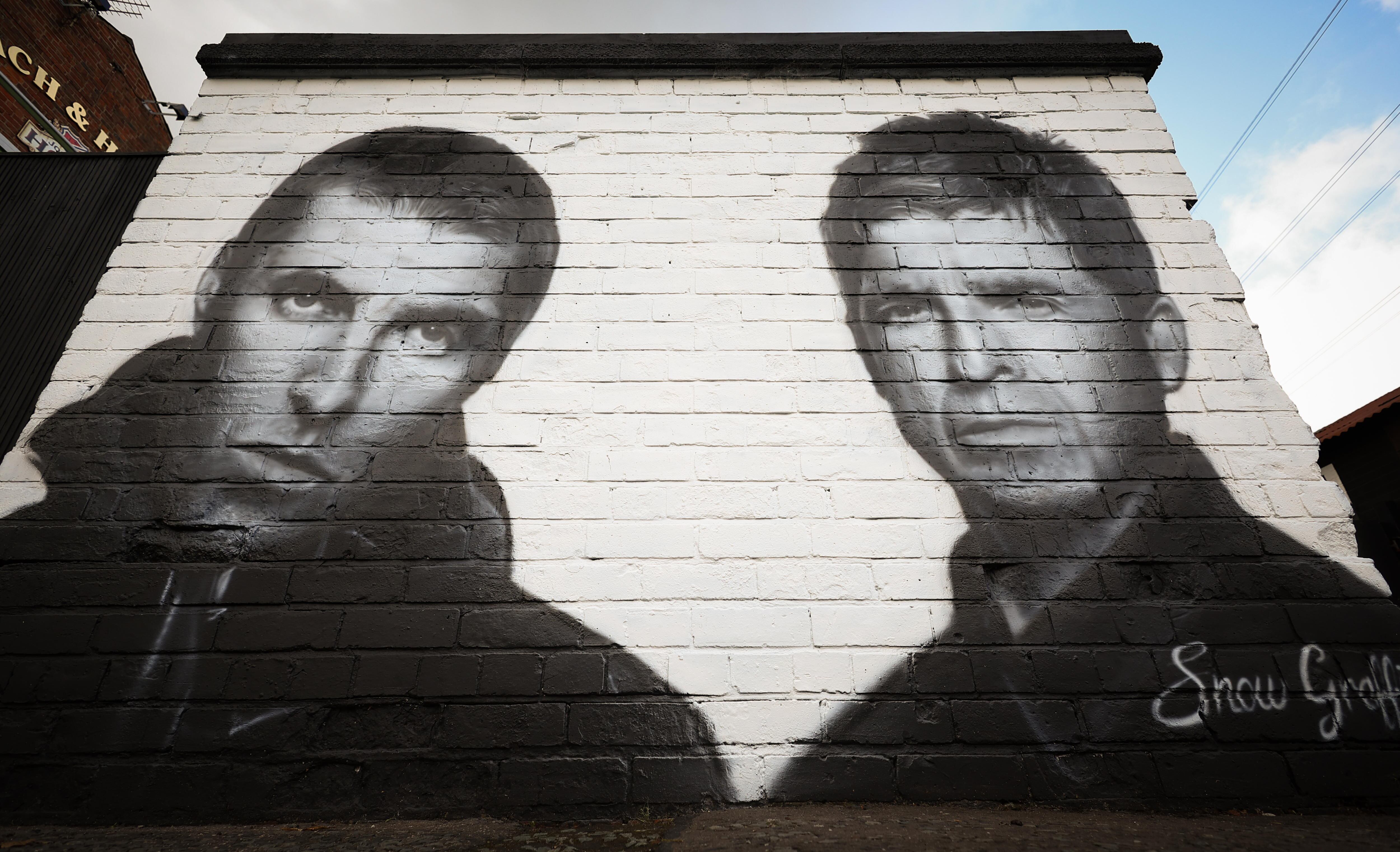 Imagen de un mural de Liam y Noel Gallagher de la banda británica Oasis en Mánchester, Reino Unido. EFE/EPA/ADAM VAUGHAN
