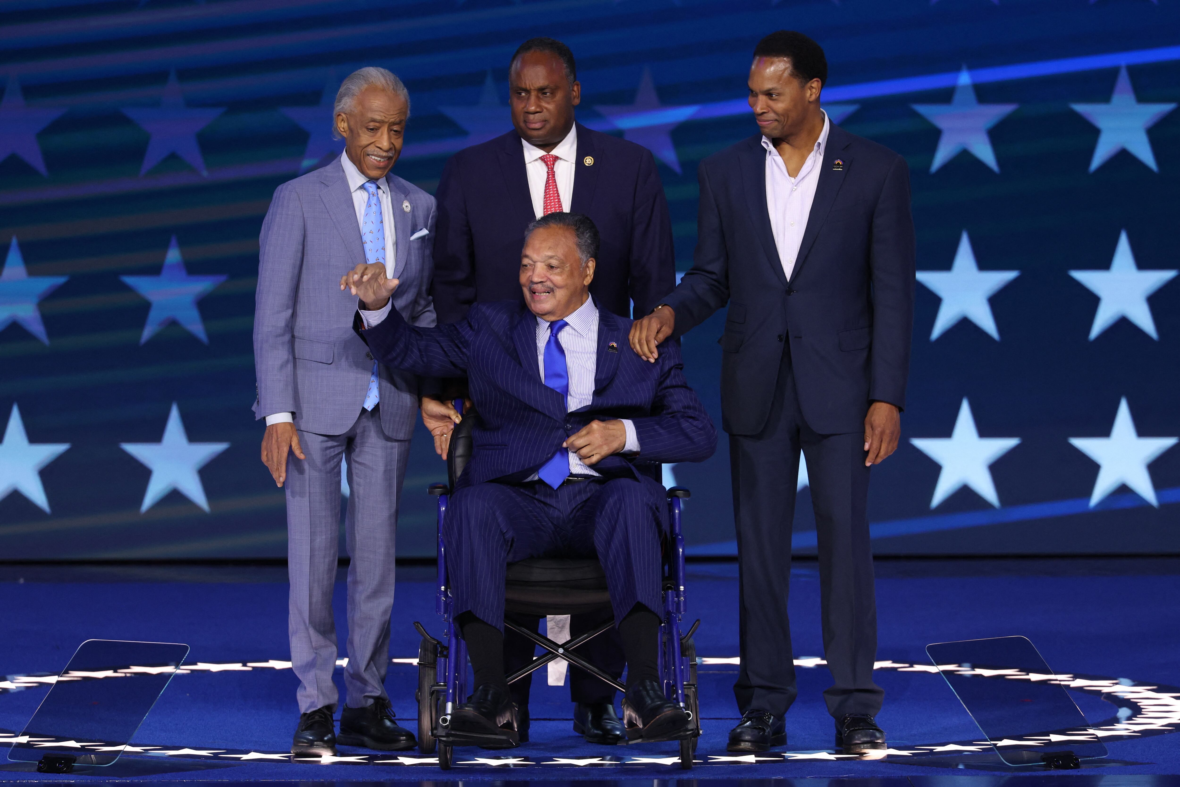 El reverendo Al Sharpton y el reverendo Jesse Jackson asisten a la primera jornada de la Convención Nacional Demócrata (REUTERS/Mike Segar)