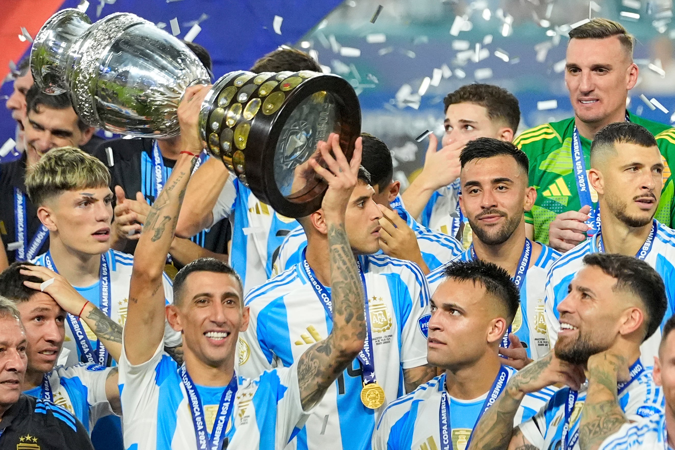 Angel Di Maria celebra con el trofeo de campeón de la Copa América  (AP Foto/Julio Cortez)