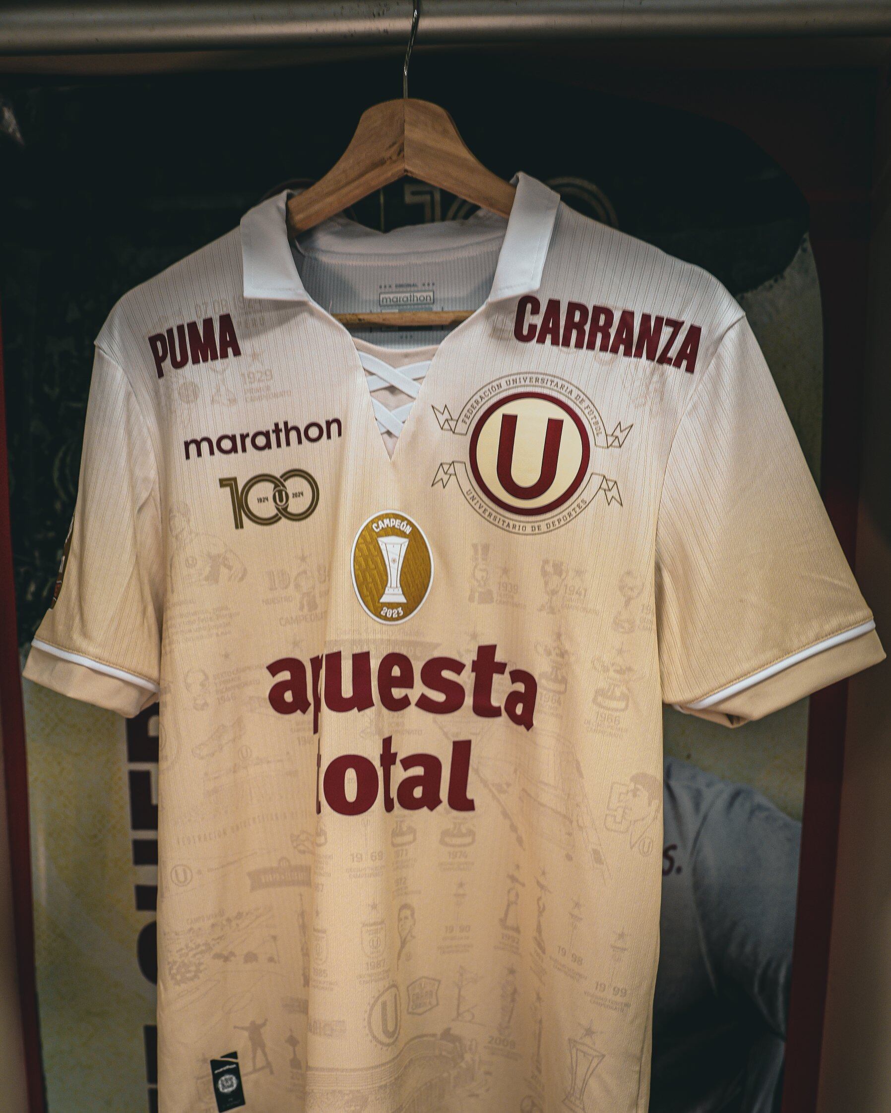 El nombre del 'Puma' Carranza se luce en la camiseta de Universitario para el partido con la Vallejo.