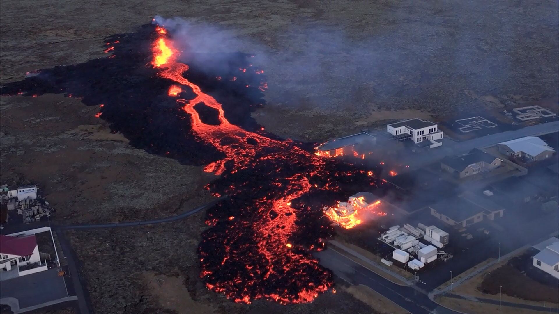 Islandia enfrenta un período desalentador después de que la lava del volcán destruyera casas en un pueblo pesquero, dice el presidente