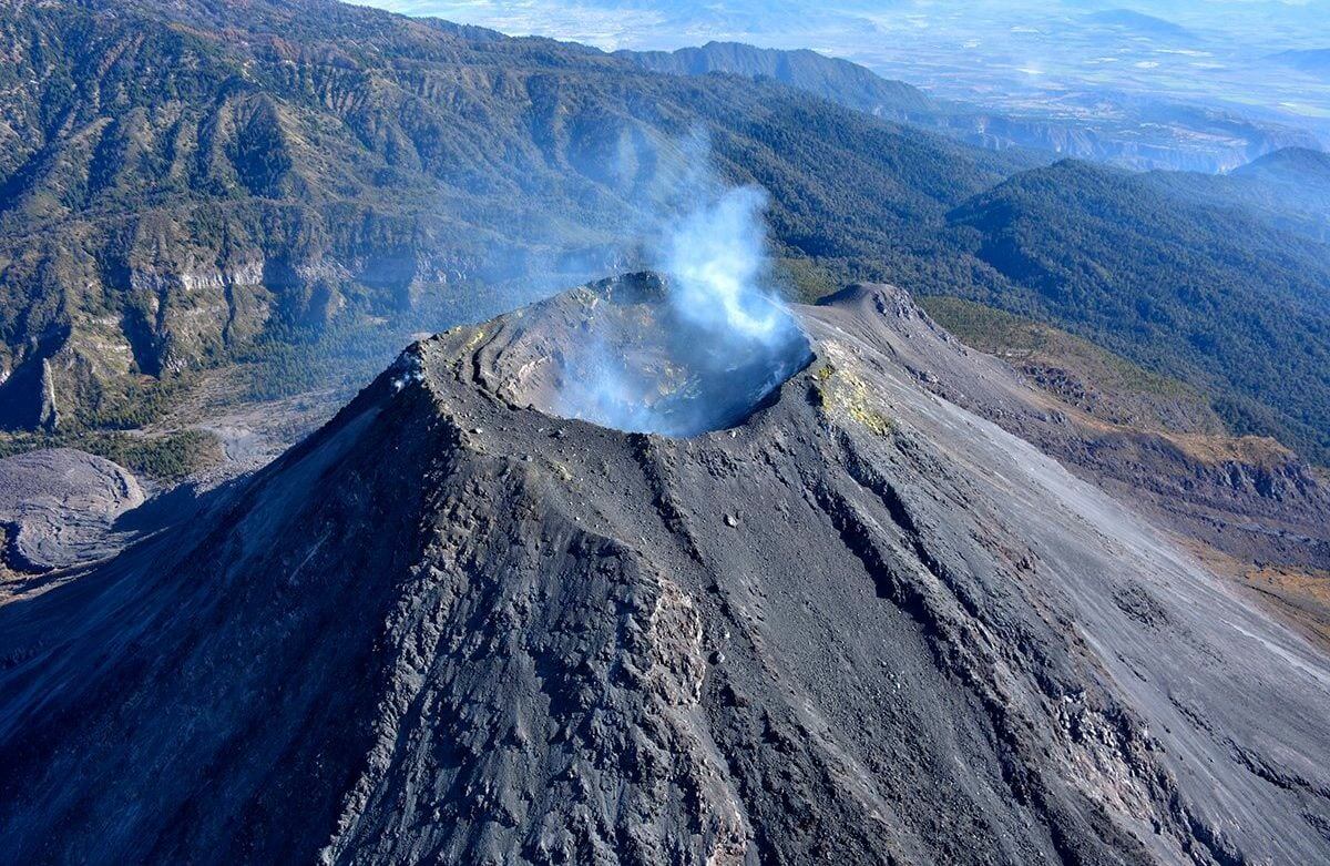 El Volcán de Colima, también llamado Volcán de Fuego, se eleva majestuosamente en el paisaje mexicano.(Cuartoscuro)