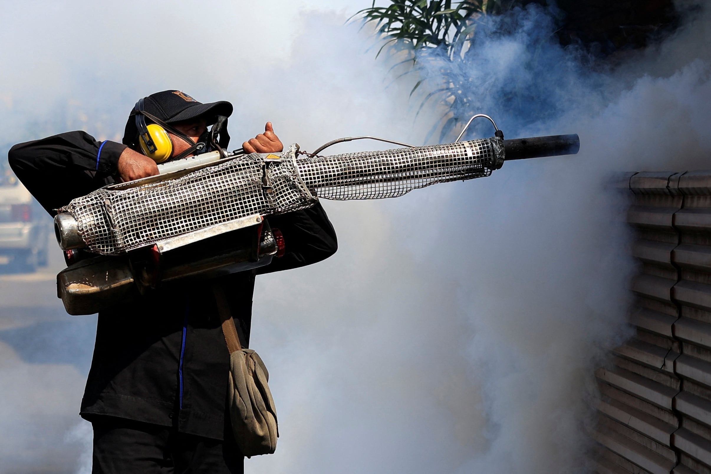 La fumigación de los espacios públicos también será importante a la hora de prevenir el dengue (REUTERS/Willy Kurniawan)