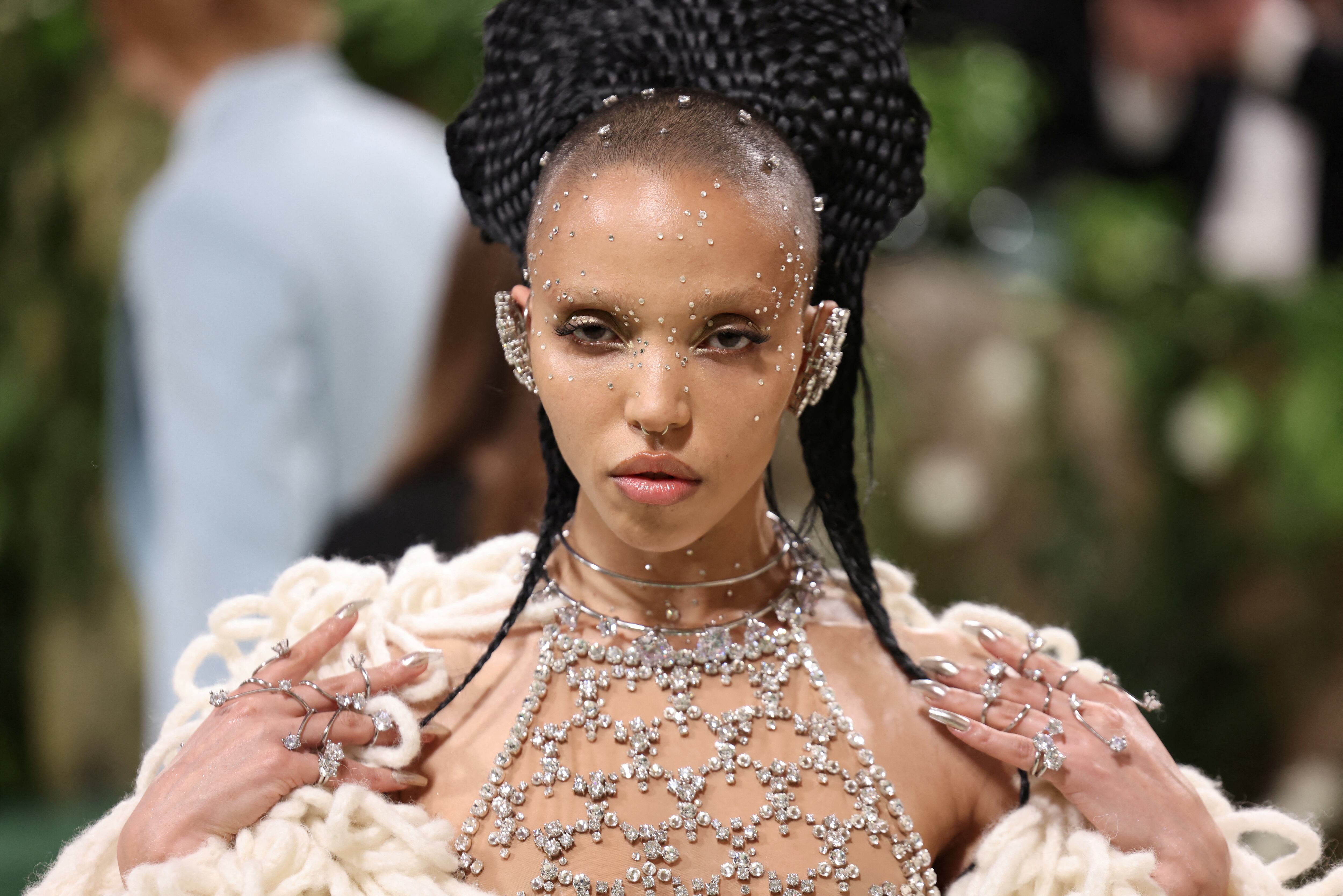 FKA Twigs posa en la Met Gala, inconfundible en su estilo. (Andrew Kelly/Reuters)