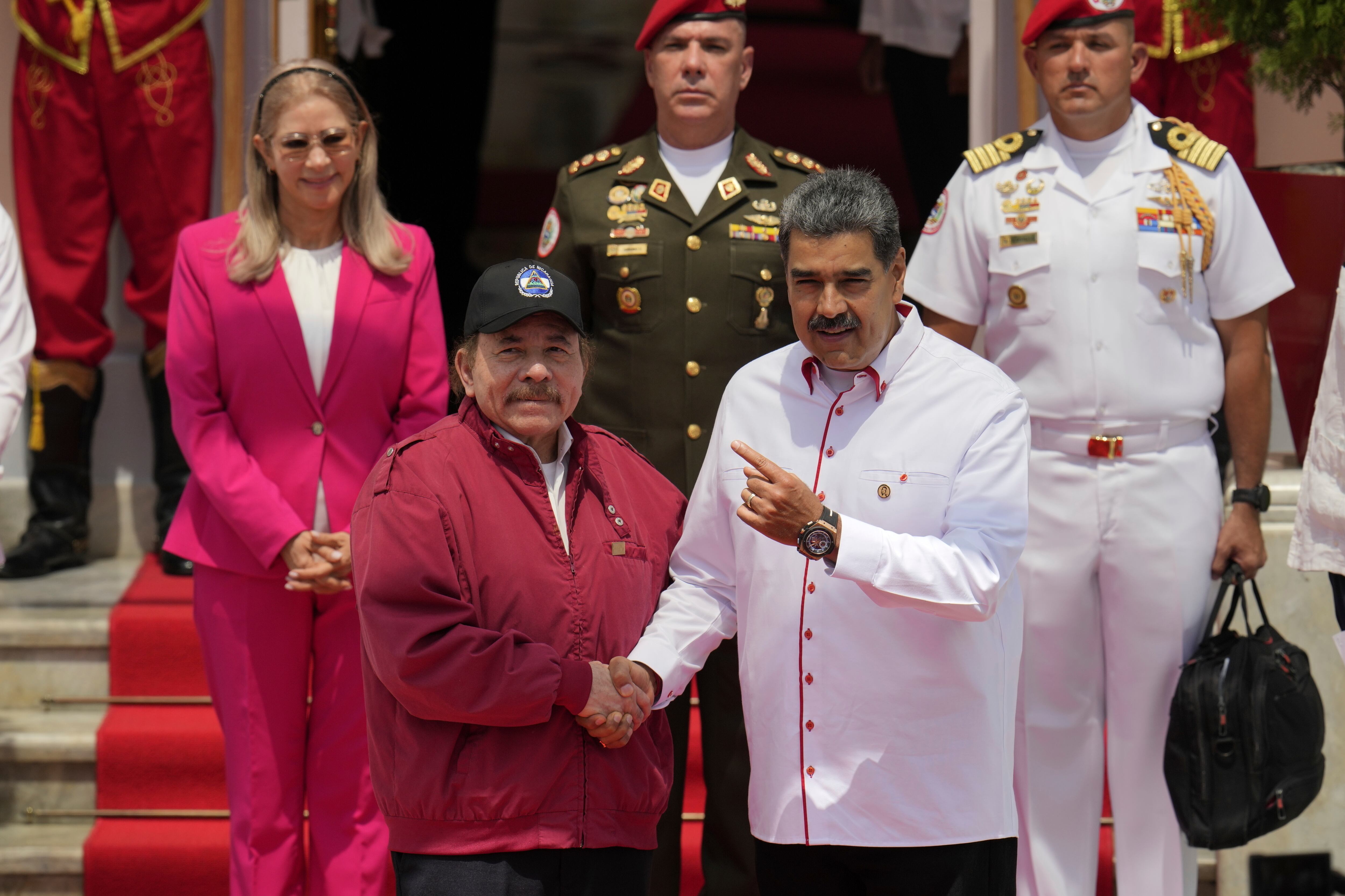 Daniel Ortega y Nicolás Maduro se dan la mano al inicio de una cumbre de la Alianza Bolivariana para los Pueblos de Nuestra América (ALBA) en el palacio presidencial de Miraflores en Caracas, Venezuela, el miércoles 24 de abril de 2024 (AP Foto/Ariana Cubillos)