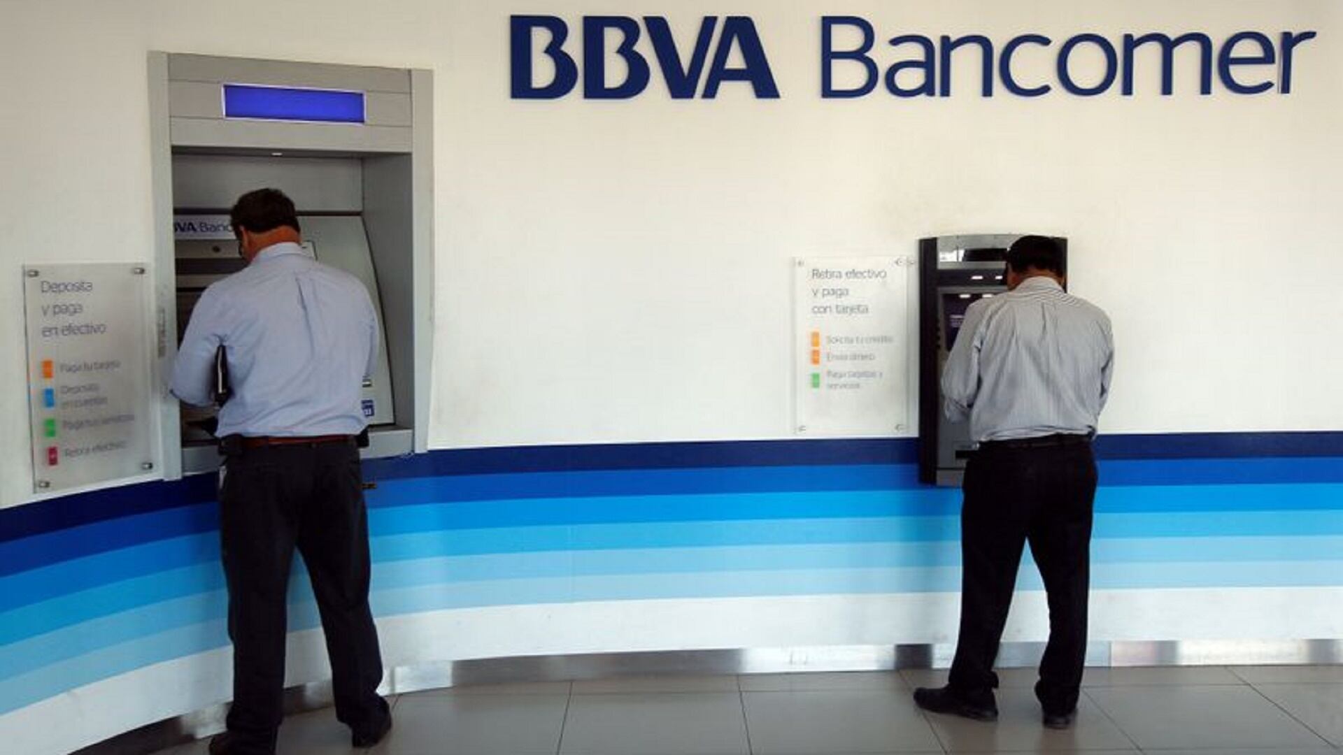 Imagen de archivo. Dos clientes retiran dinero de un cajero automático en una sucursal bancaria de BBVA en Ciudad Juárez, México. 13 de septiembre de 2018. REUTERS / José Luis González