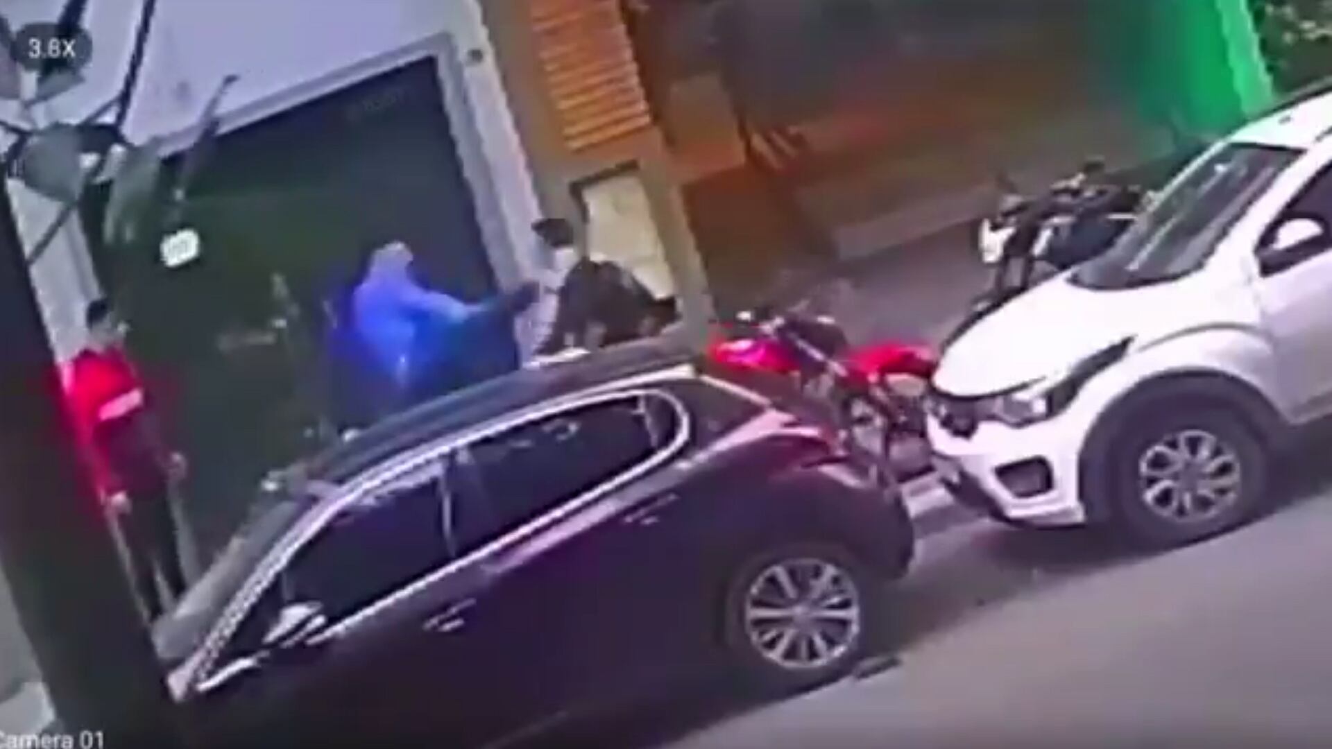 Brutal ataque en Villa Crespo: dos hombres golpearon y patearon a un joven para robarle la moto