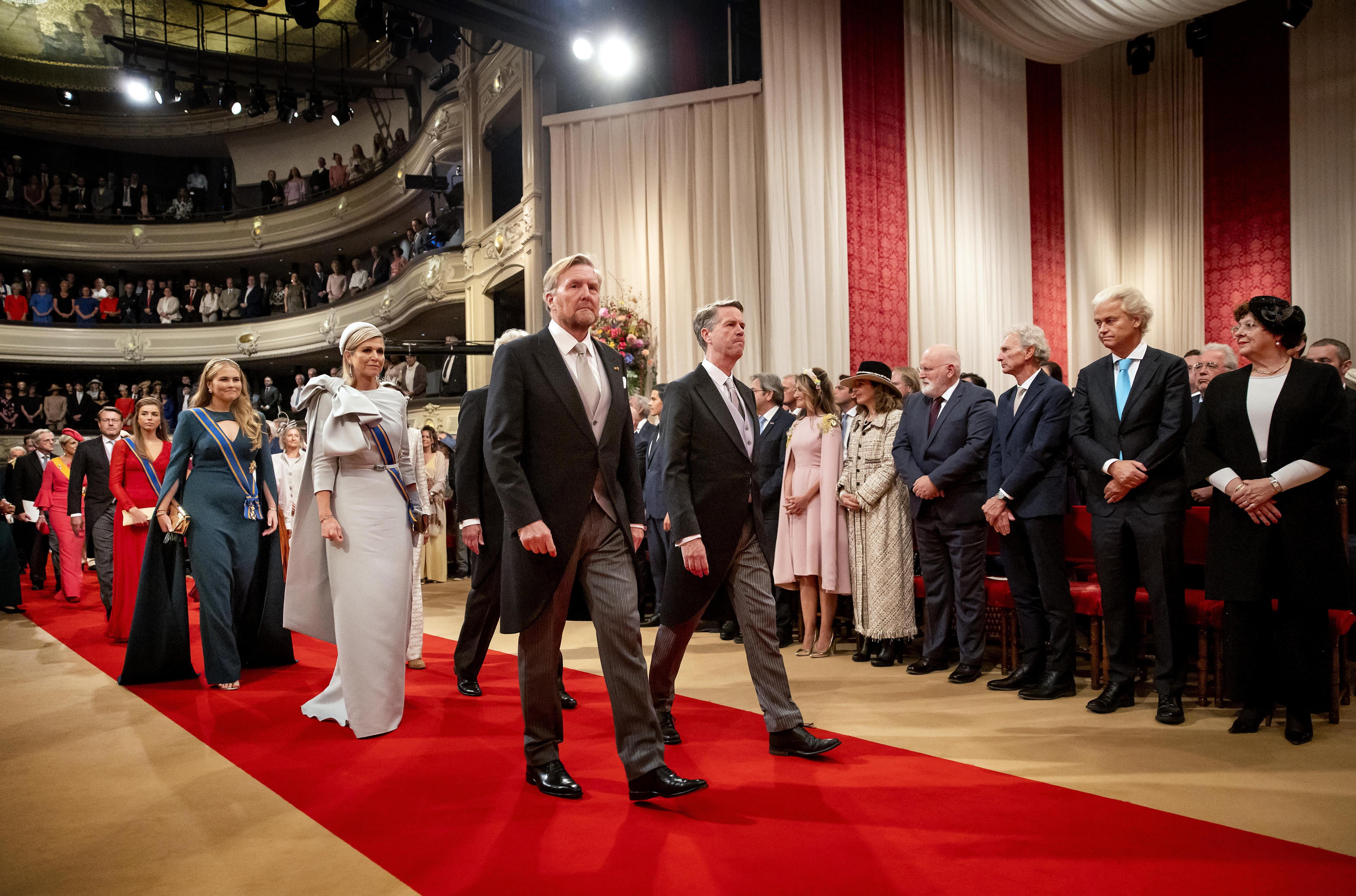 La princesa holandesa Alexia (3ª izq.), Catharina-Amalia (2ª izq.), la reina Máxima (c) y el rey Willem-Alexander llegan al Teatro Real para la celebración del Prinsjesdag en La Haya, Países Bajos, el 17 de septiembre de 2024. EFE /EPA/SEM VAN DER WAL