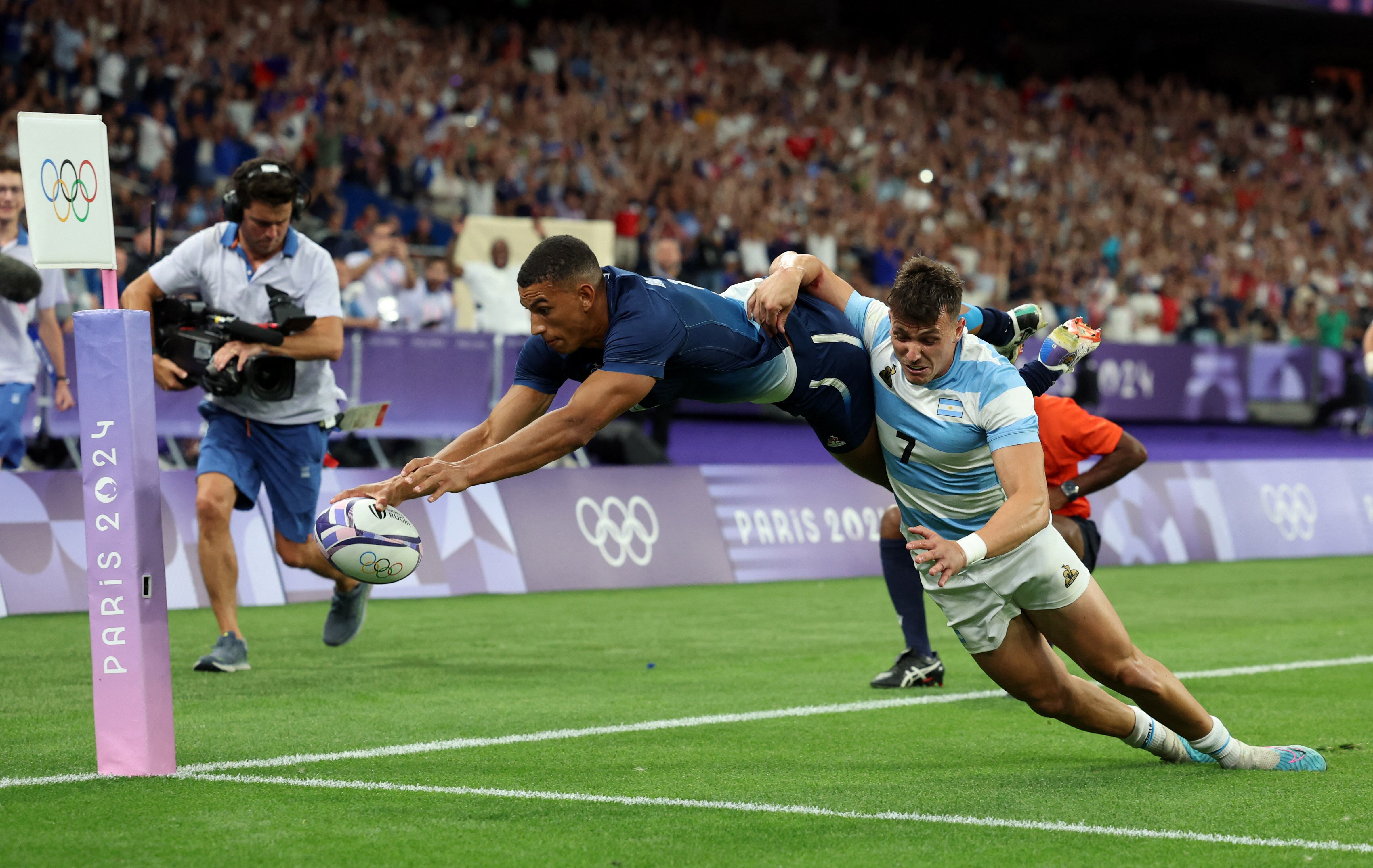 Otro vuelo de Aaron Grandidier Nkanang para un nuevo try francés. REUTERS/Phil Noble