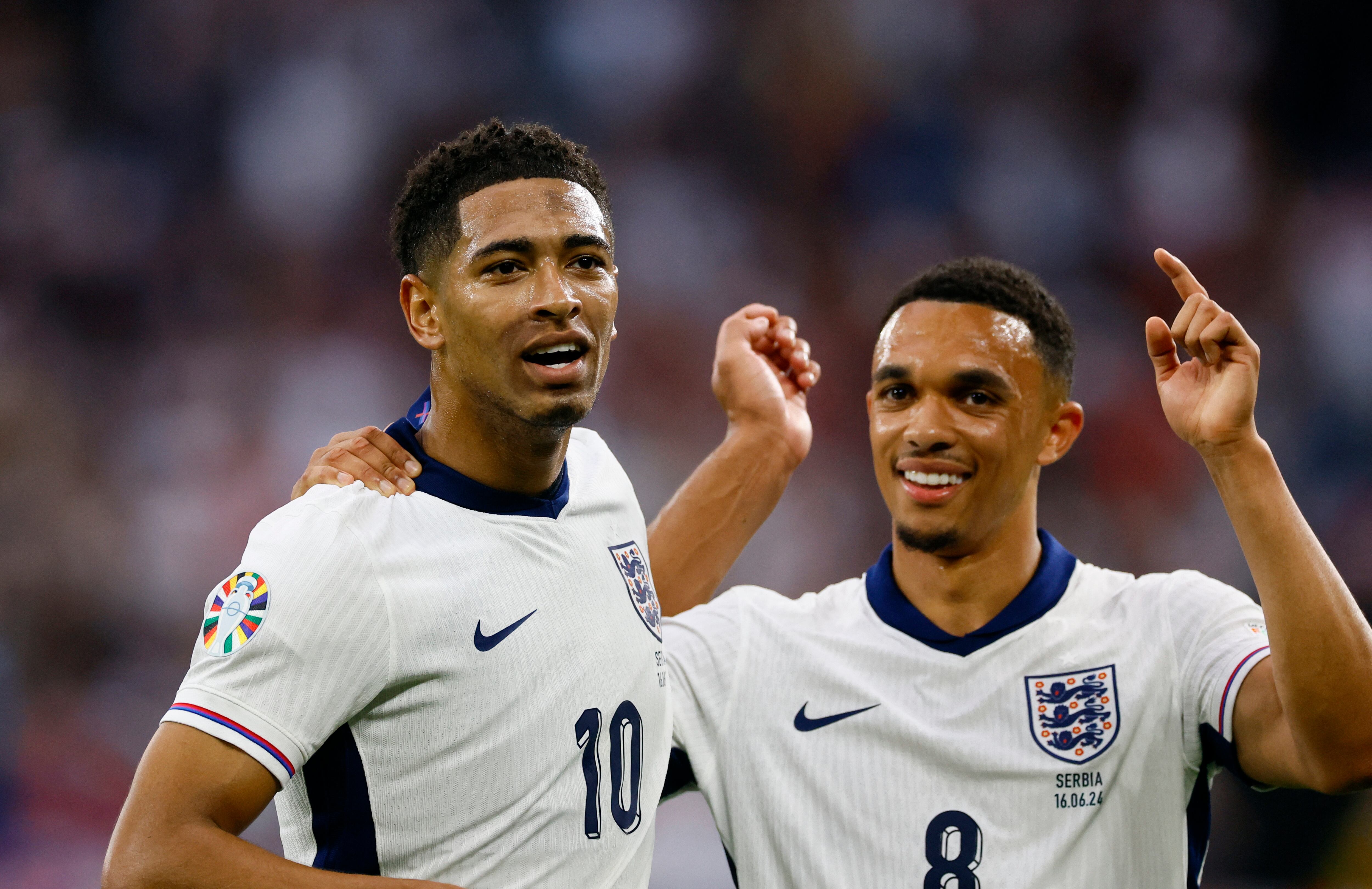 Jude Bellingham festeja con Trent Alexander-Arnold (REUTERS/Wolfgang Rattay)