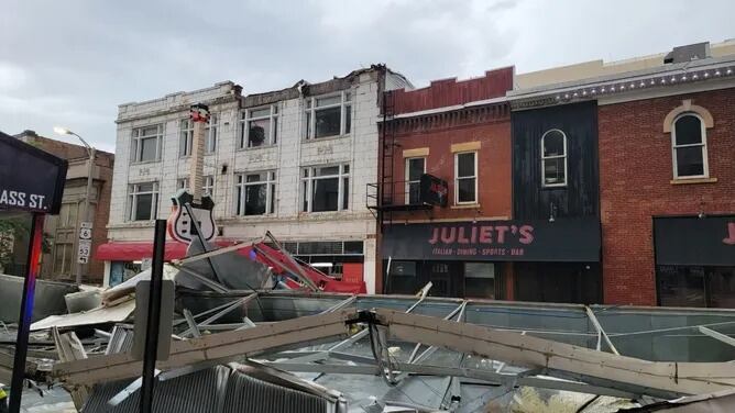 Illinois sufrió el mayor impacto de las tormentas, con casi 330.000 cortes de energía reportados. (Departamento de Policía de Joliet)