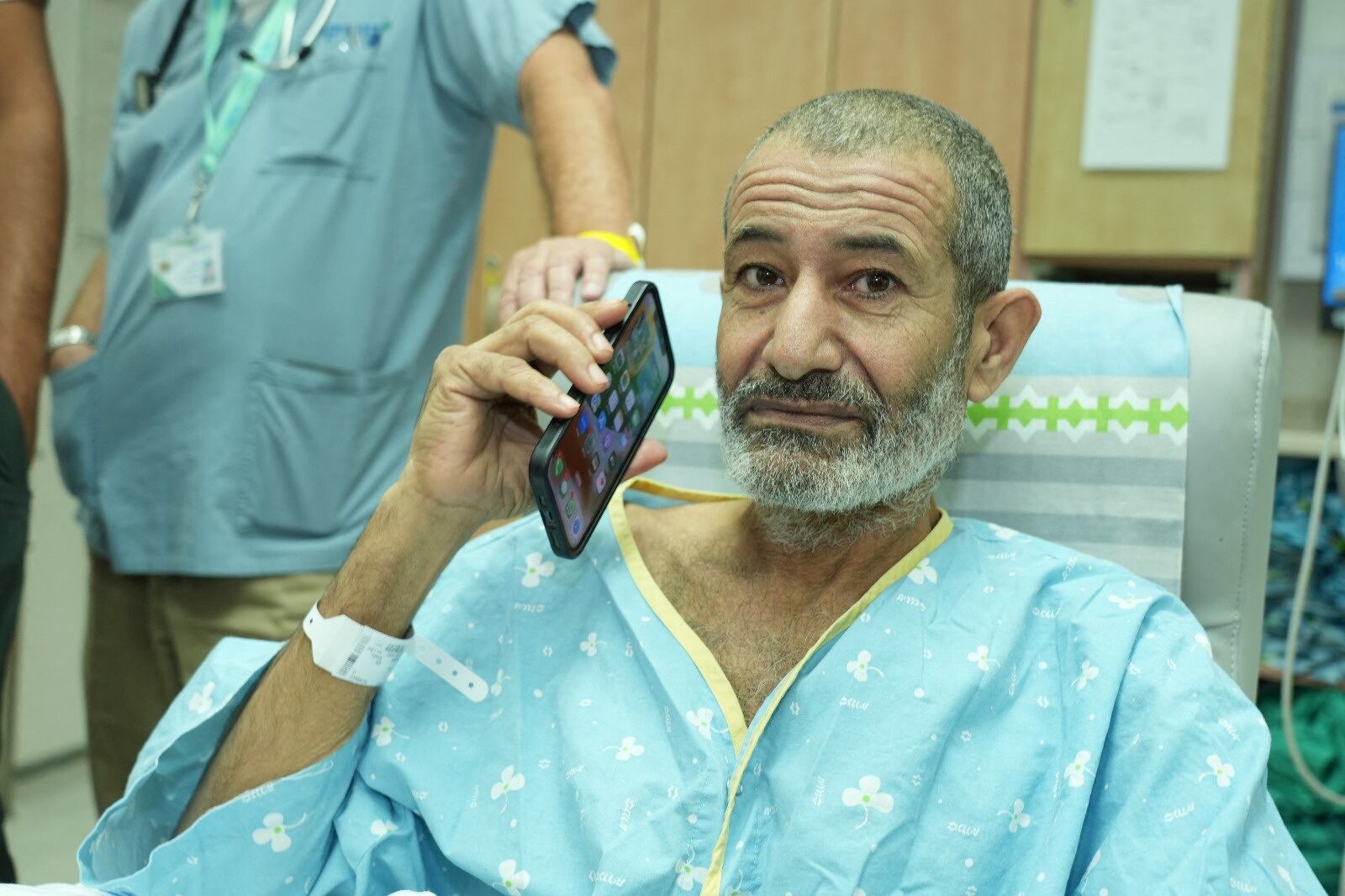 Qaid Farhan Alkadi usa su teléfono mientras se reúne con sus seres queridos después de ser rescatado de Gaza por las fuerzas israelíes, en el Centro Médico Soroka en Beersheba, Israel, en esta foto del 27 de agosto de 2024. Cortesía de la Oficina de Prensa del Gobierno/Yossi Ifergan/Folleto vía REUTERS