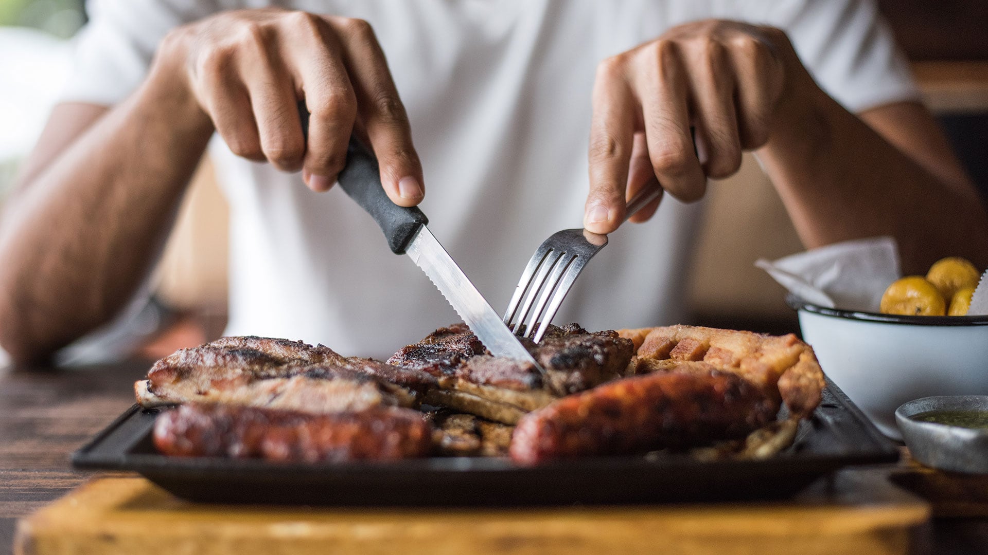 Los hombres tienden a consumir más carne que las mujeres. (Shutterstock)