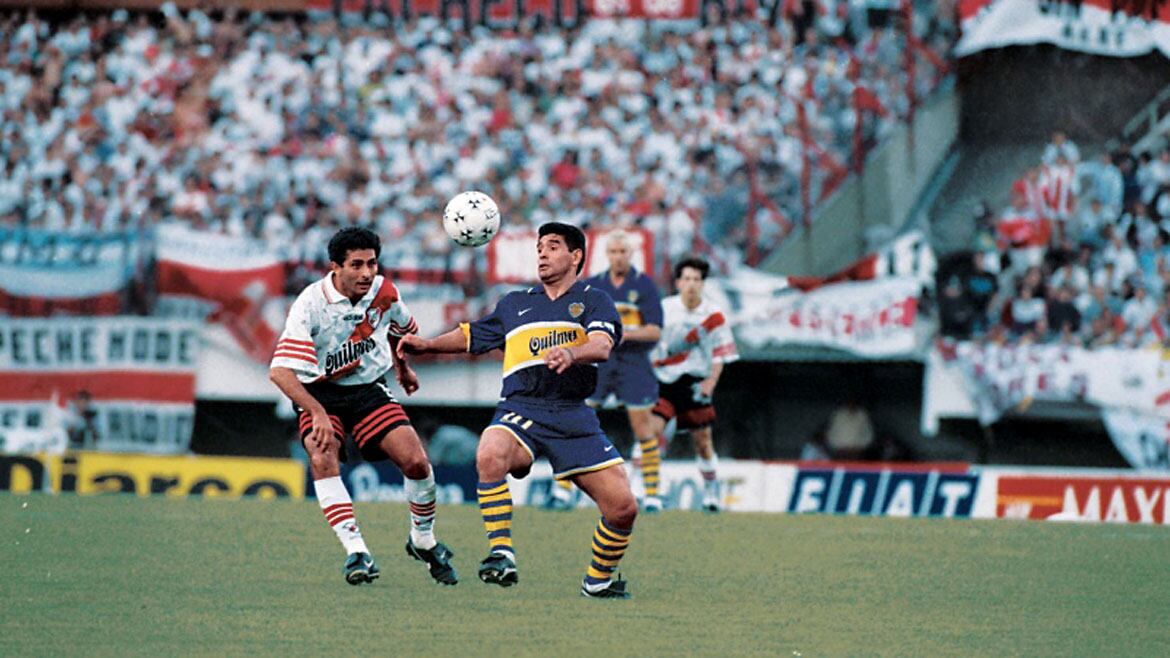  25 de octubre de 1997, estadio Monumental. El último Superclásico de Maradona. En la imagen, Diego marcado por Astrada. Por detrás se ve a Palermo, quien marcaría su primer gol frente a River