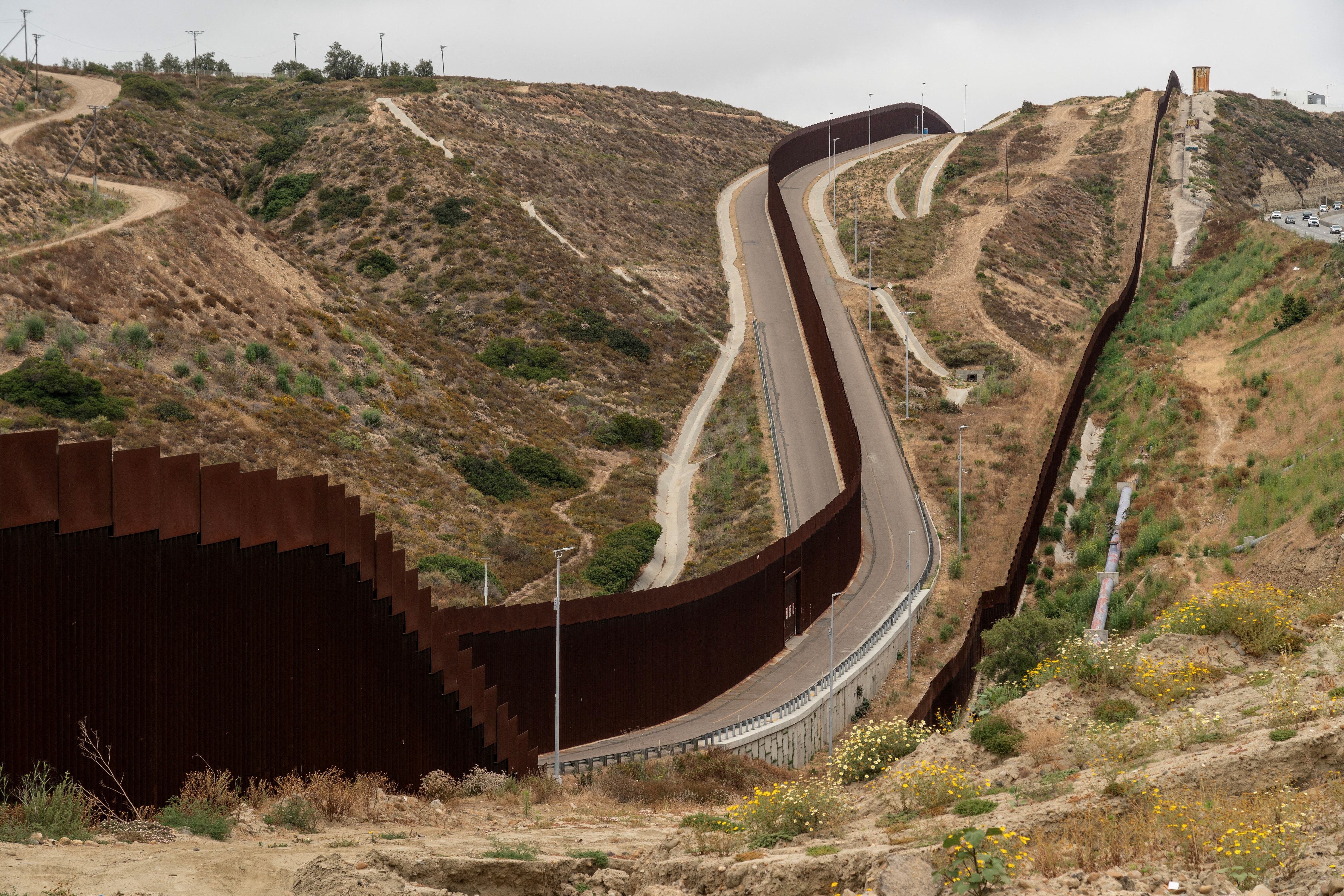 Vista general de las dos capas del muro fronterizo entre Estados Unidos y México (REUTERS/Go Nakamura)