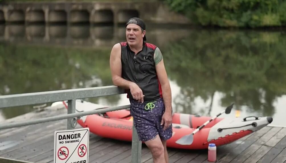 Dan Schreiner elige navegar por el río en lugar de enfrentar el tráfico en Chicago. (CBS News)