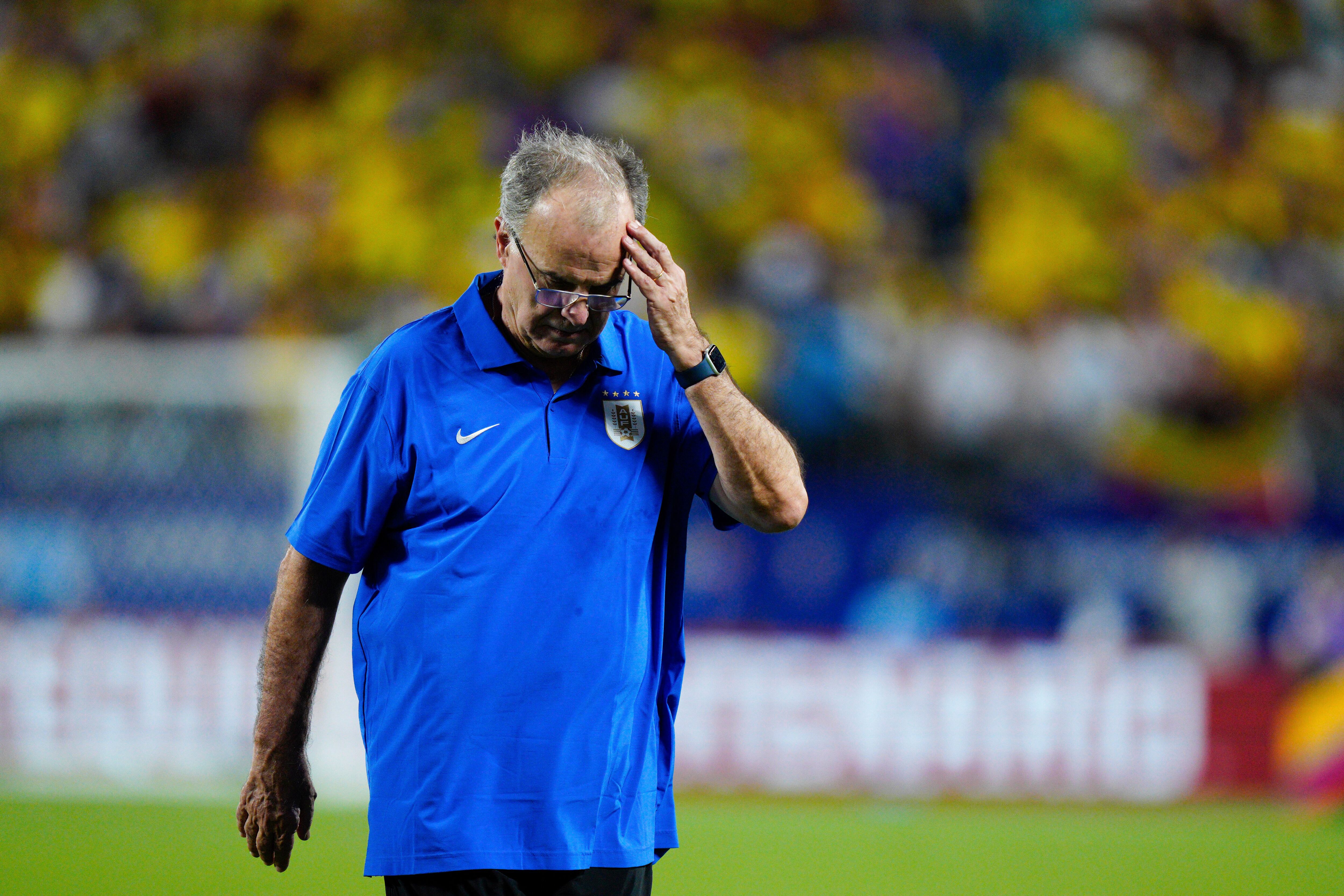 El seleccionador de Uruguay Marcelo Bielsa reacciona tras la derrota en semifinales de la Copa América ante Colombia el miércoles 10 de julio del 2024. (AP Foto/Jacob Kupferman)