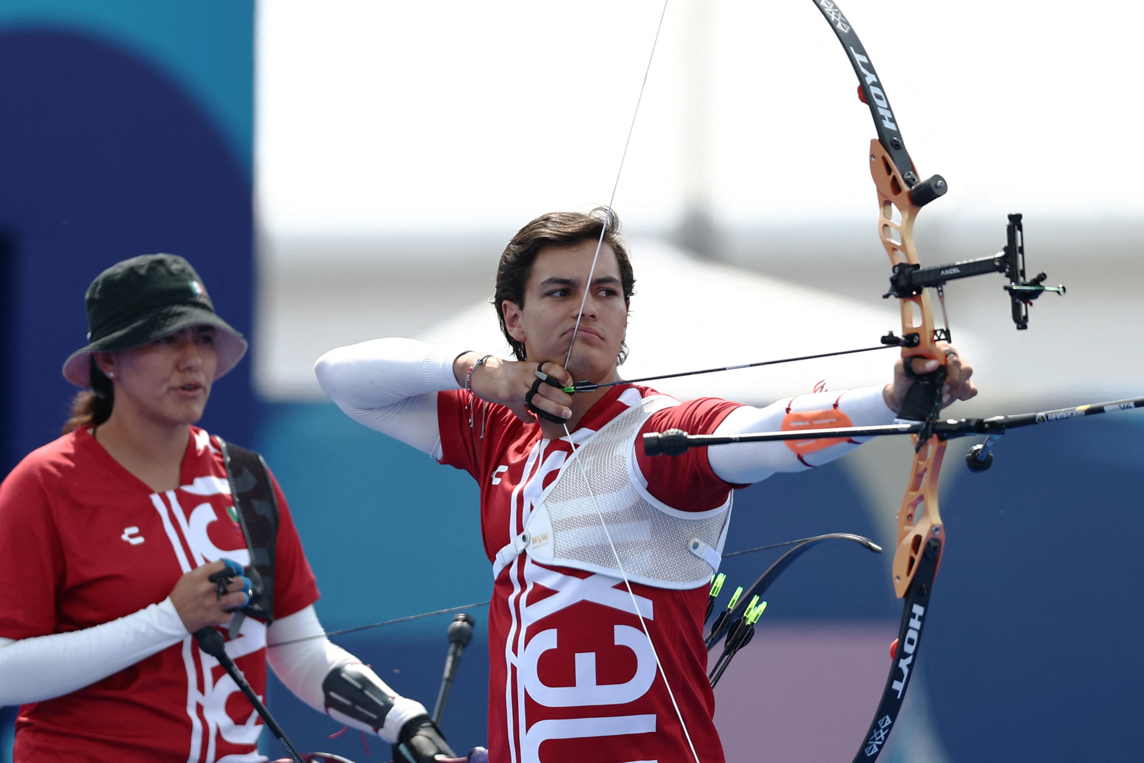 Paris 2024 Olympics - Archery - Mixed Team Quarterfinals - Invalides, Paris, France - August 02, 2024. Alejandra Valencia of Mexico and Matias Grande of Mexico in action. REUTERS/Tingshu Wang