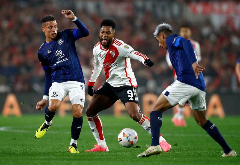 Fútbol - Copa Libertadores - Octavos de final - Partido de vuelta - River Plate vs Talleres de Córdoba - Estadio Monumental, Buenos Aires, Argentina - 21 de agosto de 2024. Miguel Borja de River Plate en una acción con Juan Portilla de Talleres de Córdoba. REUTERS/Cristina Sille