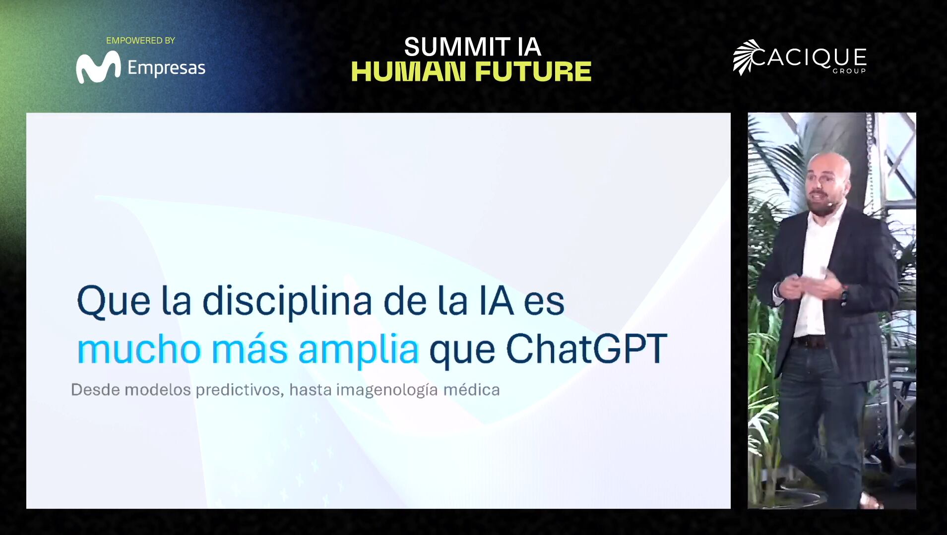 El ingeniero comparte algunos tips para realizar prompts. (Summit IA Human Future 2024)