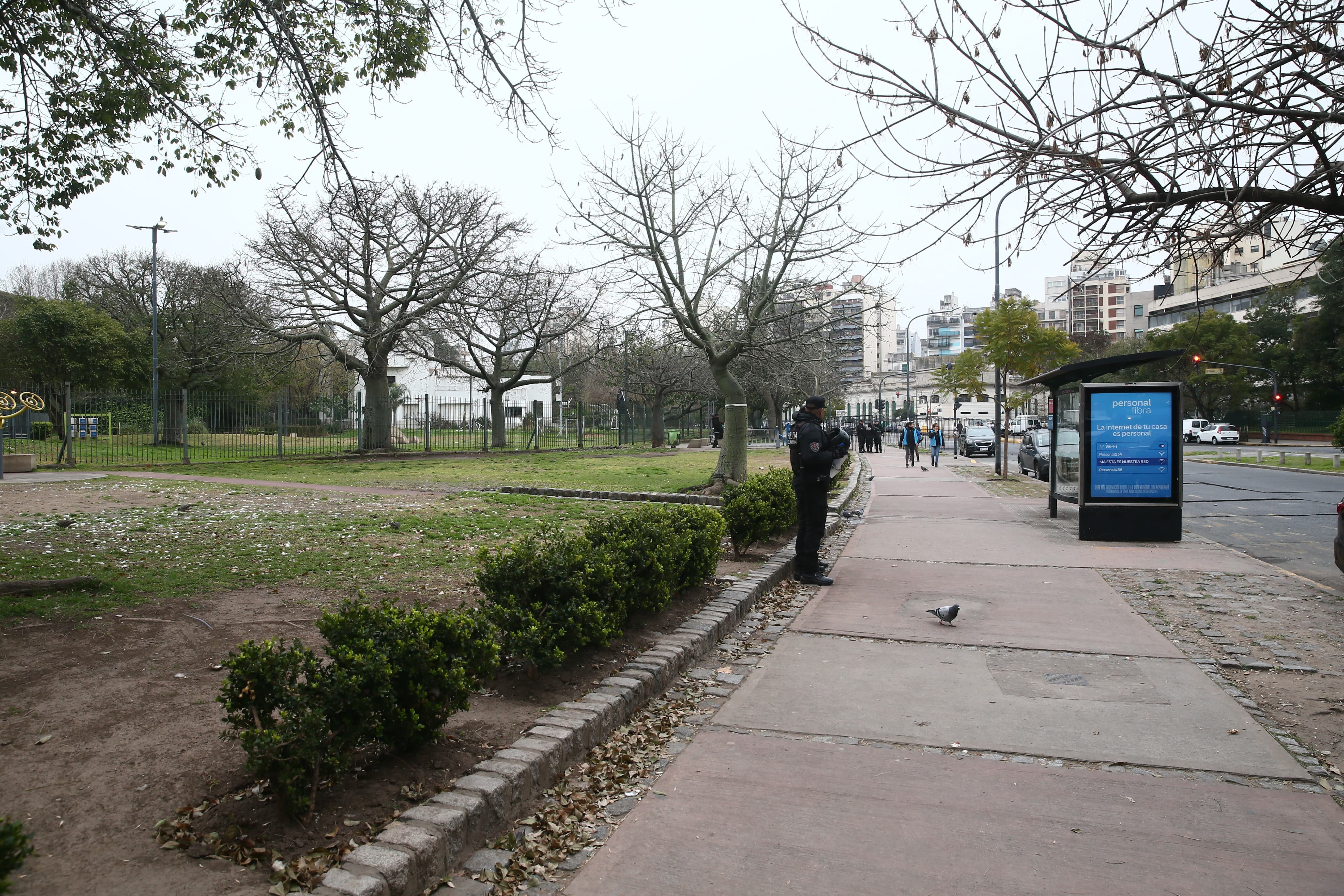 El Gobierno porteño desalojó a manteros ilegales del Parque Centenario